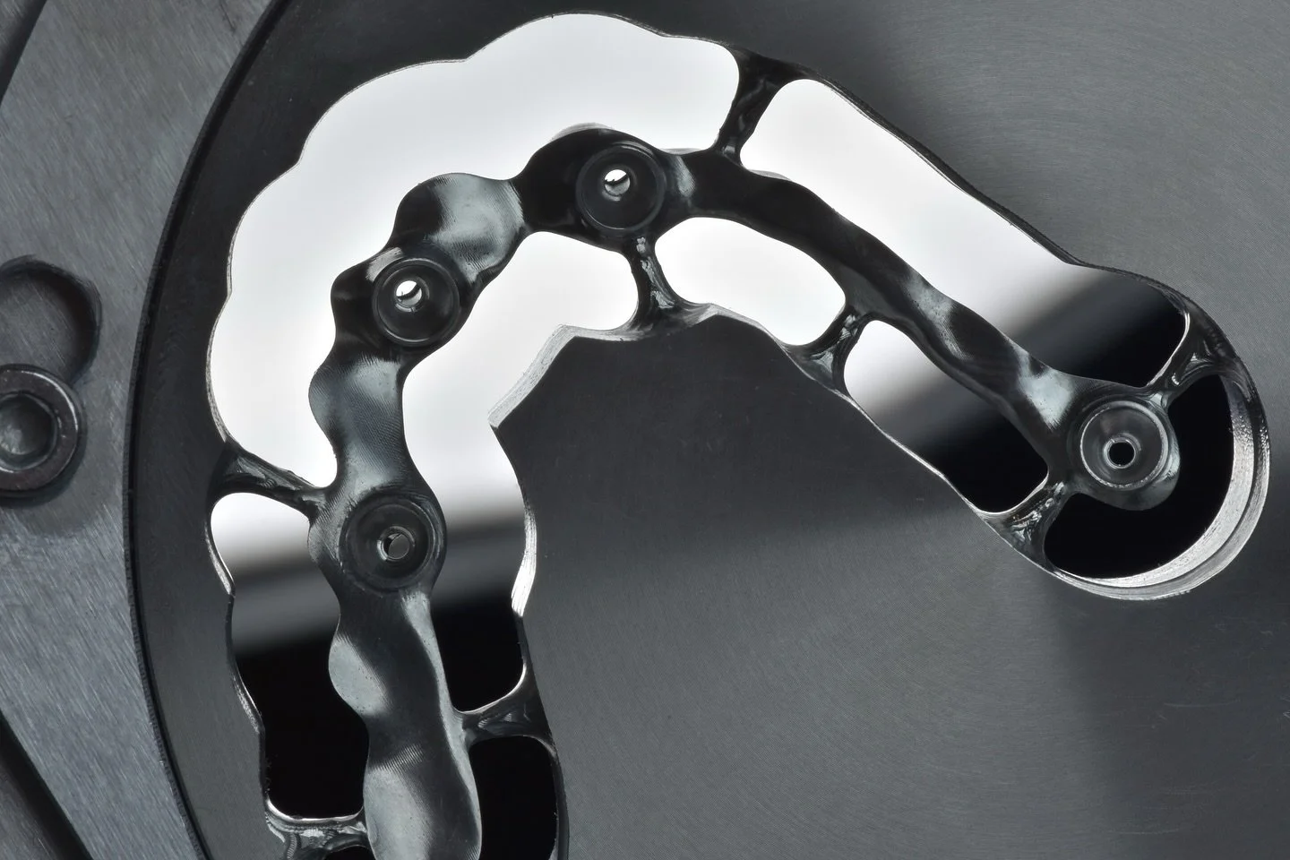 Mimo że stopy CoCr są wypierane przez pełniceramiczne prace, tytan ma się naprawdę dobrze.
Dlaczego tak jest?
-Tytan jest mocny a jednocześnie lekki🪶
-można go anodować na dowolny kolo, najczęściej złoty⭐️
-jest biokompatybilny i nie uczula🧑🏼&zwj;