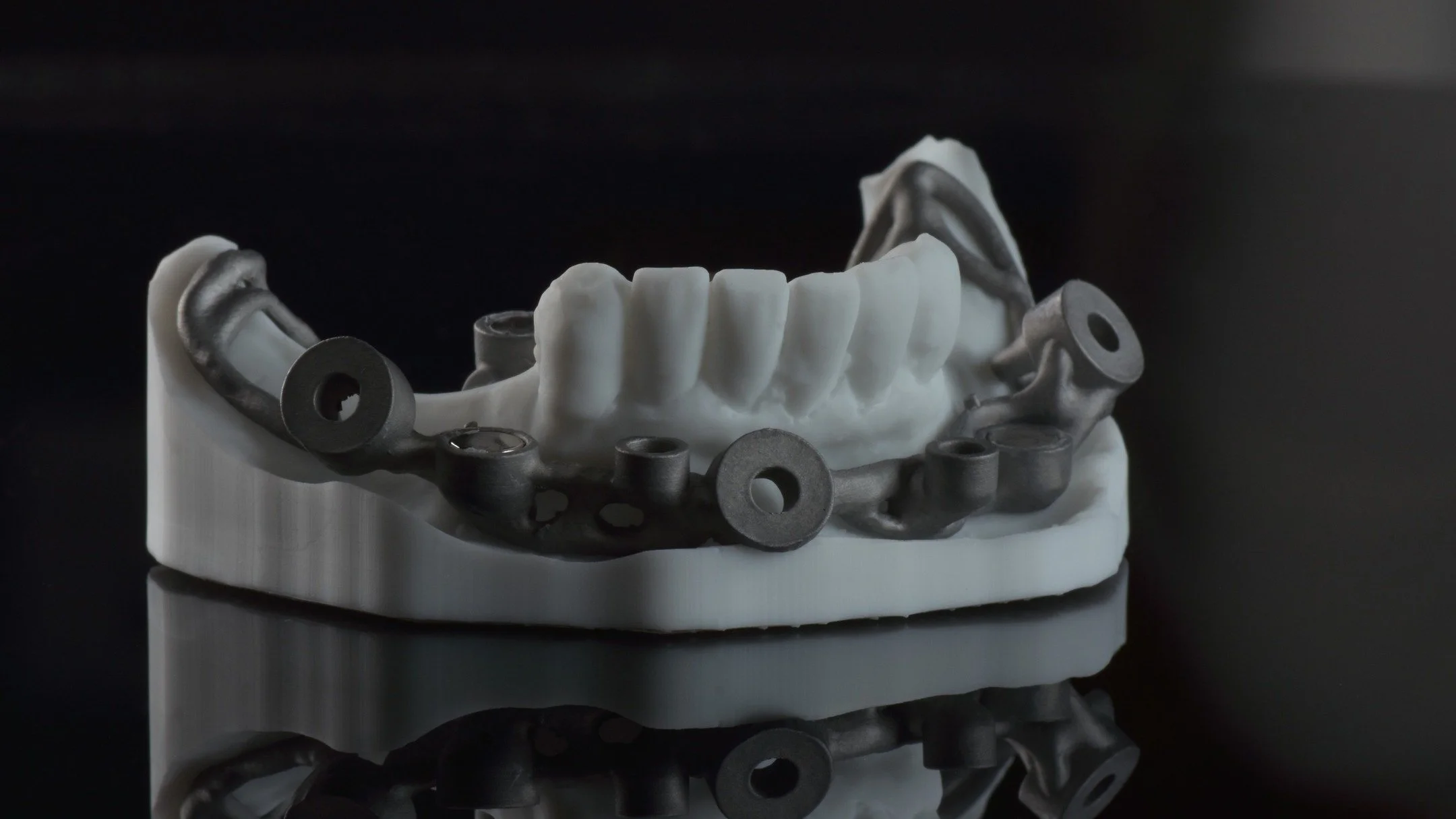 Szablony składane - pozornie kosmiczna technologia, a w praktyce rozwiązanie gwarantujące precyzyjny, szybki i przewidywalny zabieg wszczepienia implant&oacute;w i ich obciążenia.

Niezależnie od tego z jakich implant&oacute;w chcesz skorzystać - jes