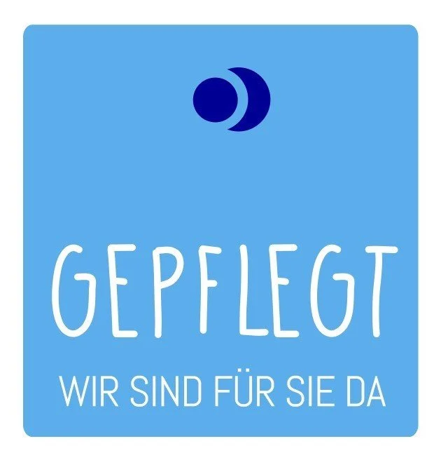 Blaues Schild mit einem Logo aus zwei overlapping Kreisen oben, und weißen Text: "GEPLEGT. WIR SIND FÜR SIE DA."