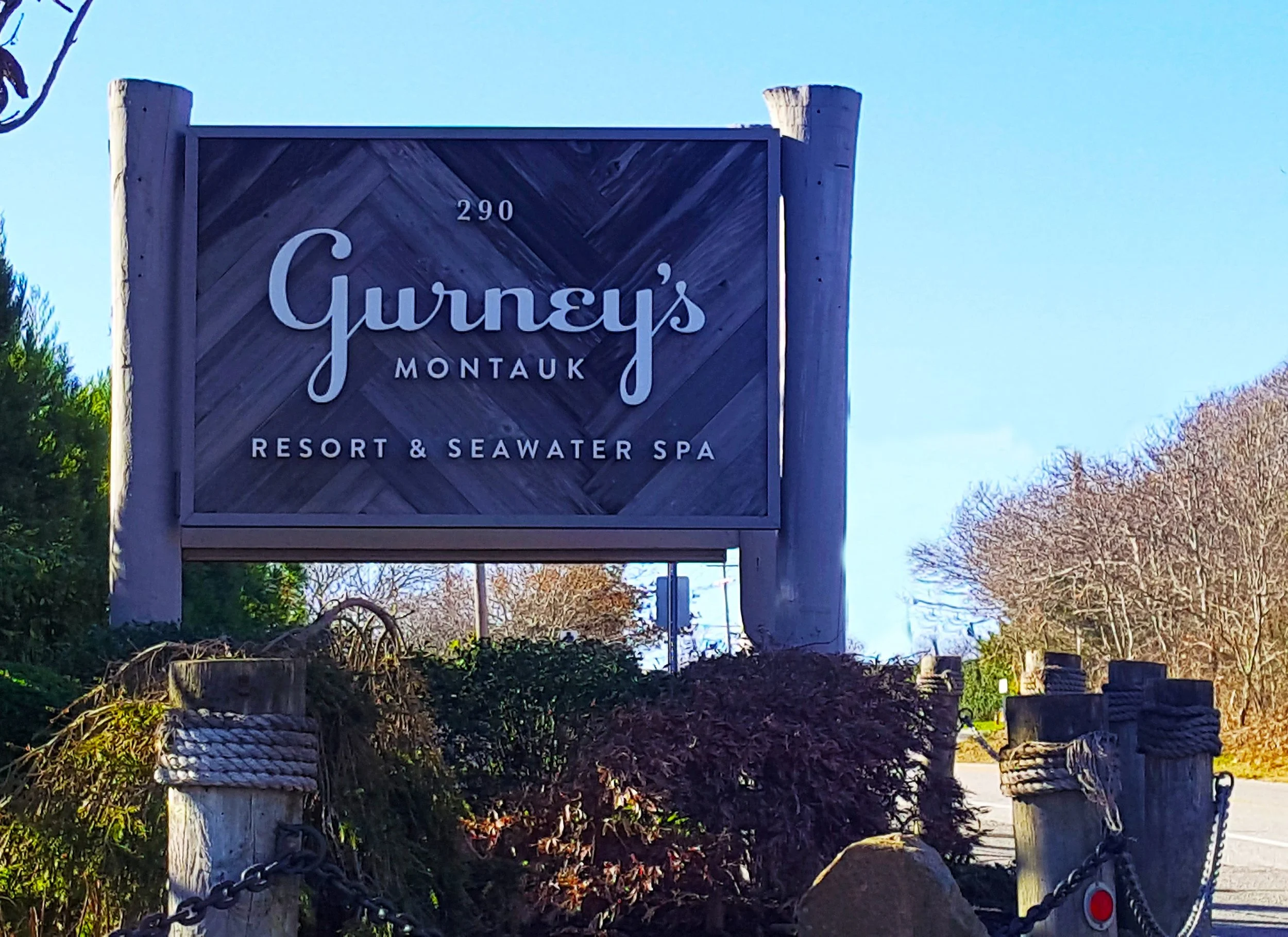 2560px-Gurneys_Montauk_Sign_by_D_Ramey_Logan.jpg