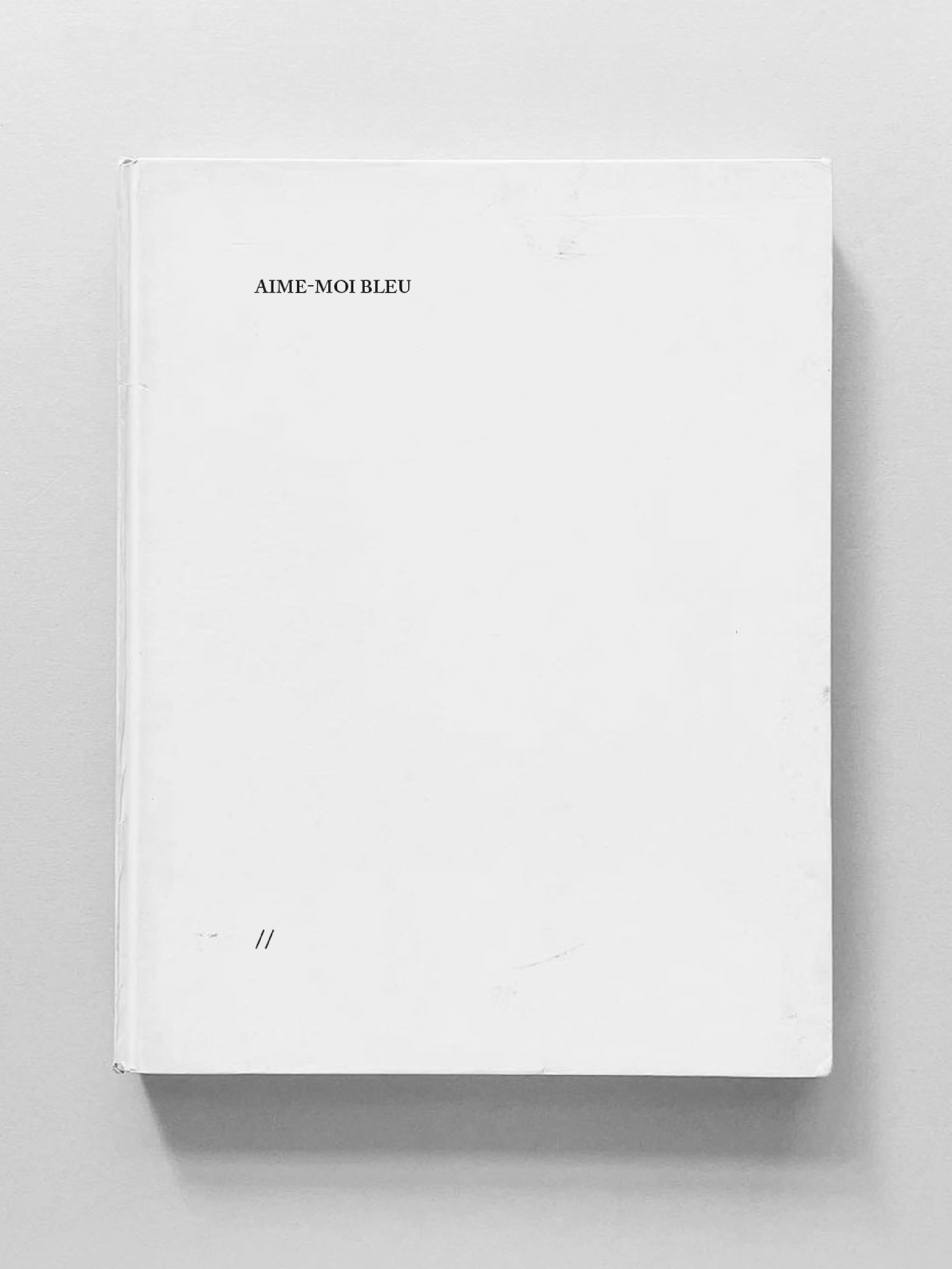 Aime-Moi Bleu Book