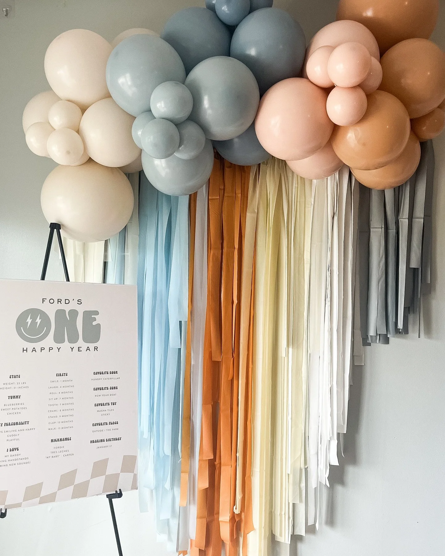Two ways I used a small balloon kit for Ford&rsquo;s &ldquo;One Happy Dude&rdquo; first birthday 😎

🎈Seaside Collection DIY Balloon Kit

#balloons #balloongarland #diyballoongarland #baloondecor #ballooninstallation #diyparty #diymom #smallbusiness