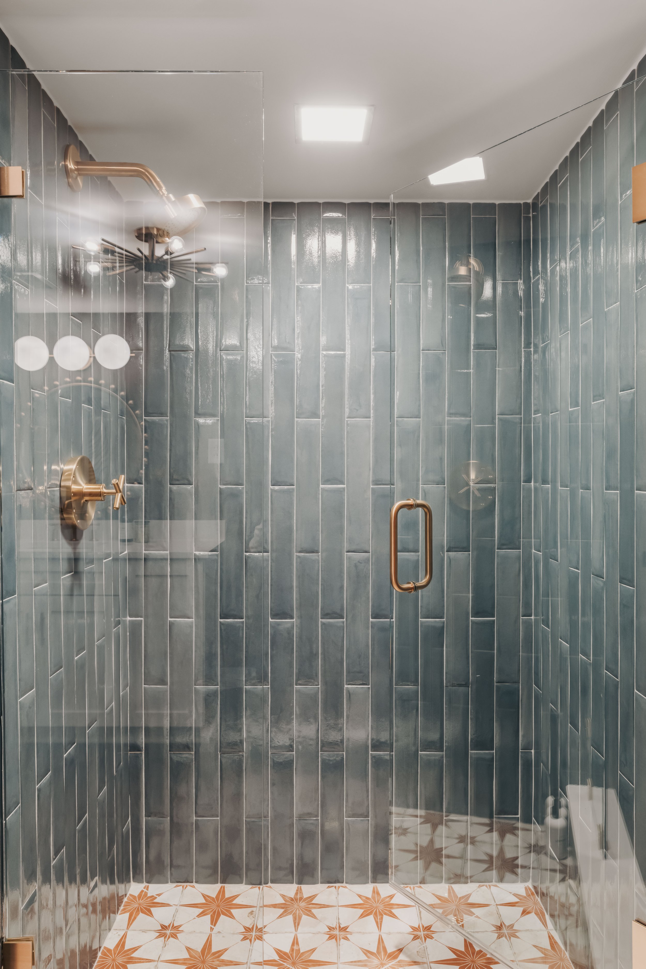 starr-piano-suites-roxie-bathroom-interior-view.jpg