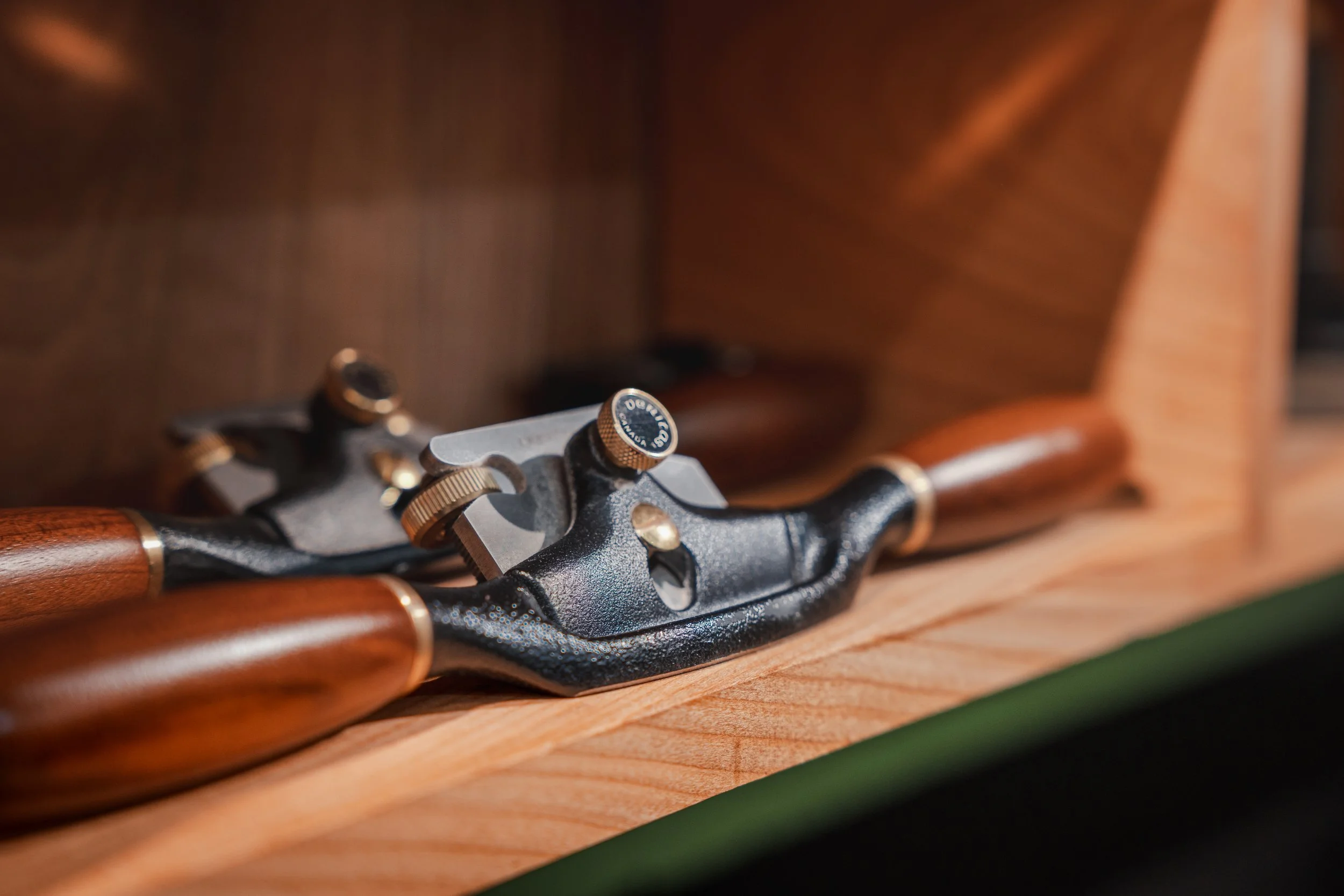 Schneiderwerkzeug mit Holzgriffen in einer Holzregalablage