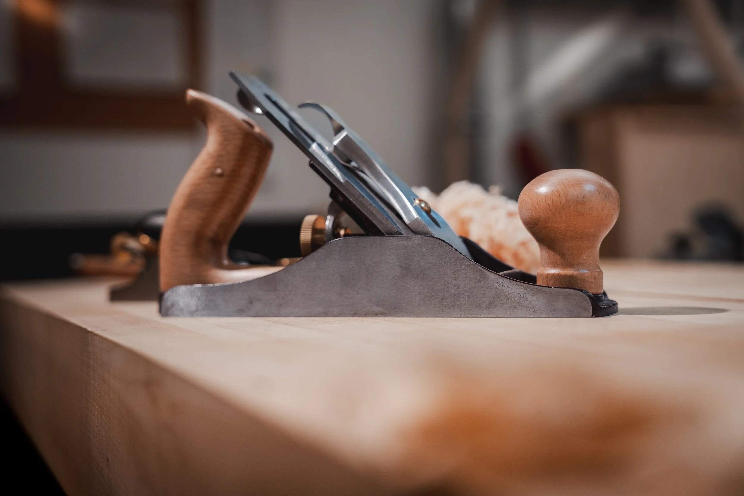 Handhobel auf einer Holzarbeitsplatte in einer Werkstatt