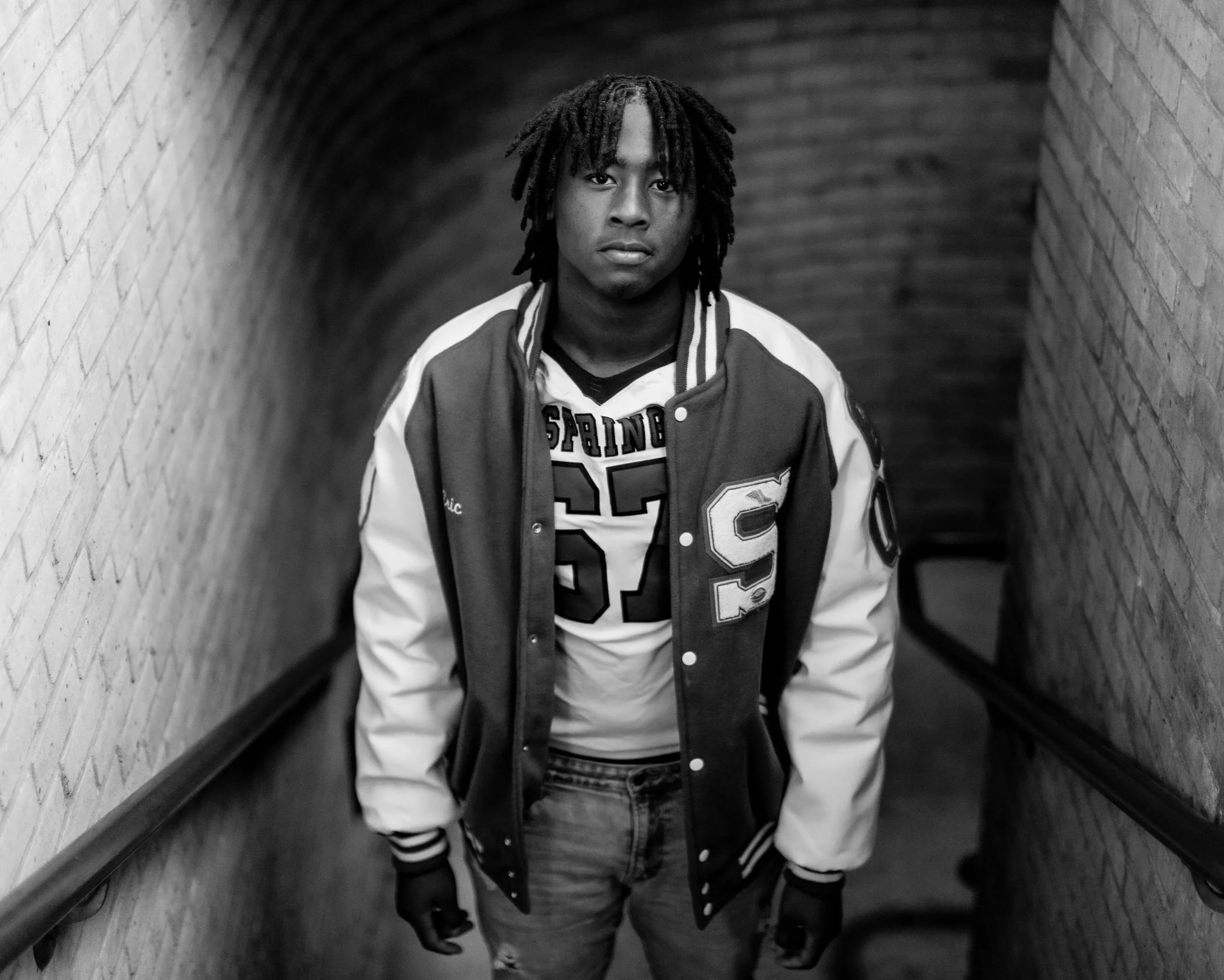 the-woodlands-senior-pictures-boy-outdoor-photo-session-letterman-jacket