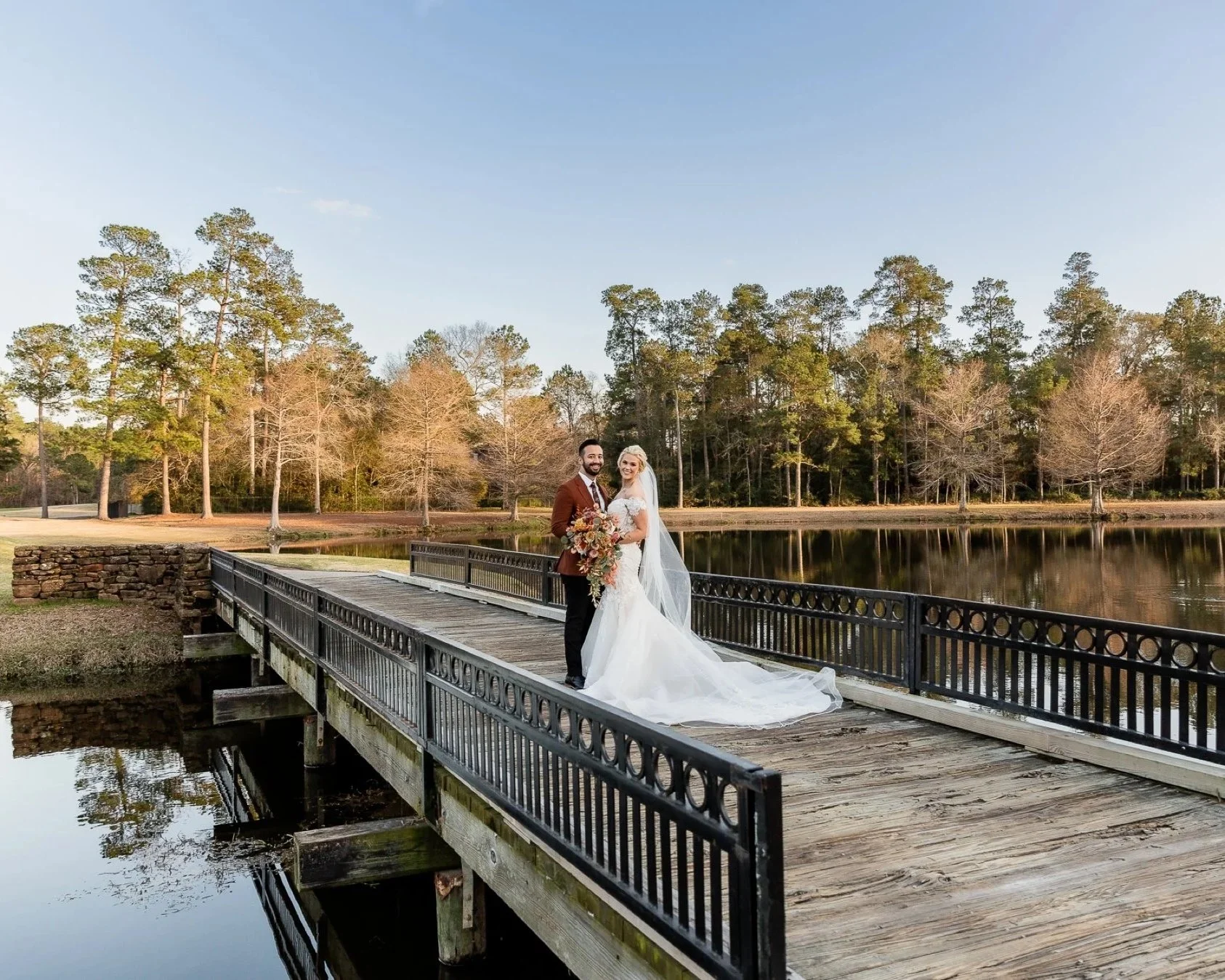 newlywed-couple-portrait-the-woodlands-country-club-bridge