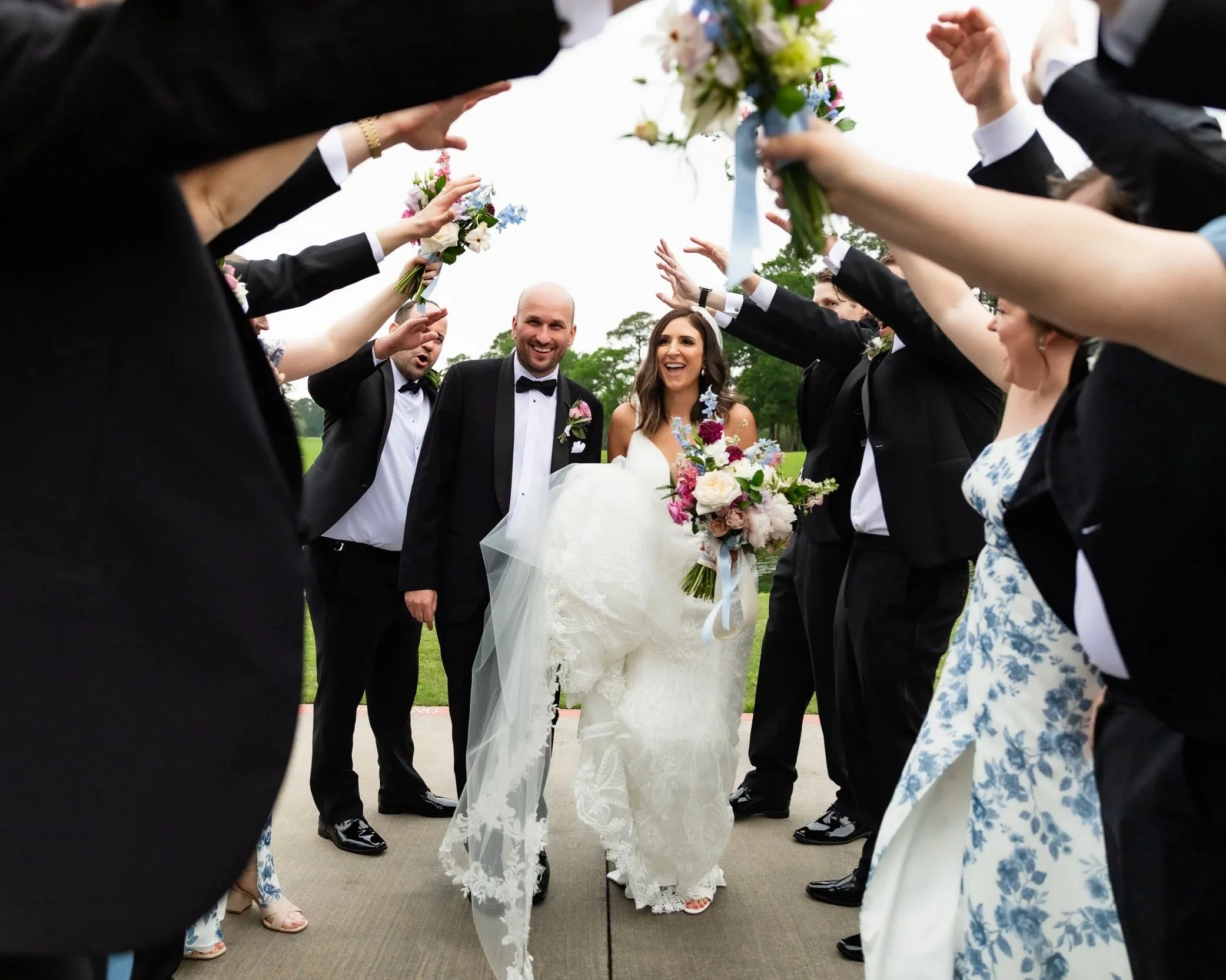 bridal-party-celebrating-newlywed-couple-woodlands-wedding