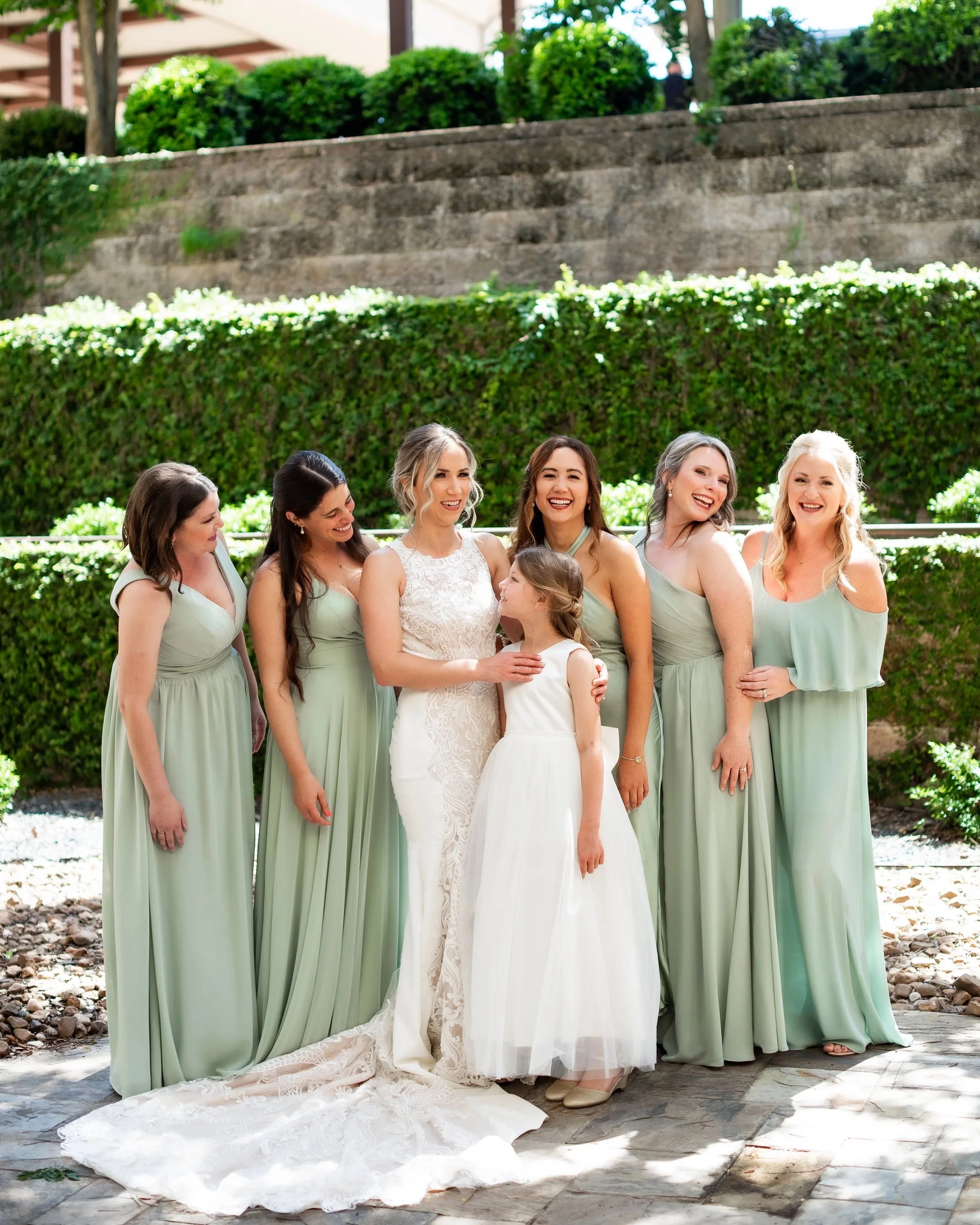 bridal-party-laughing-ivy-lined-courtyard-the-woodlands-country-club