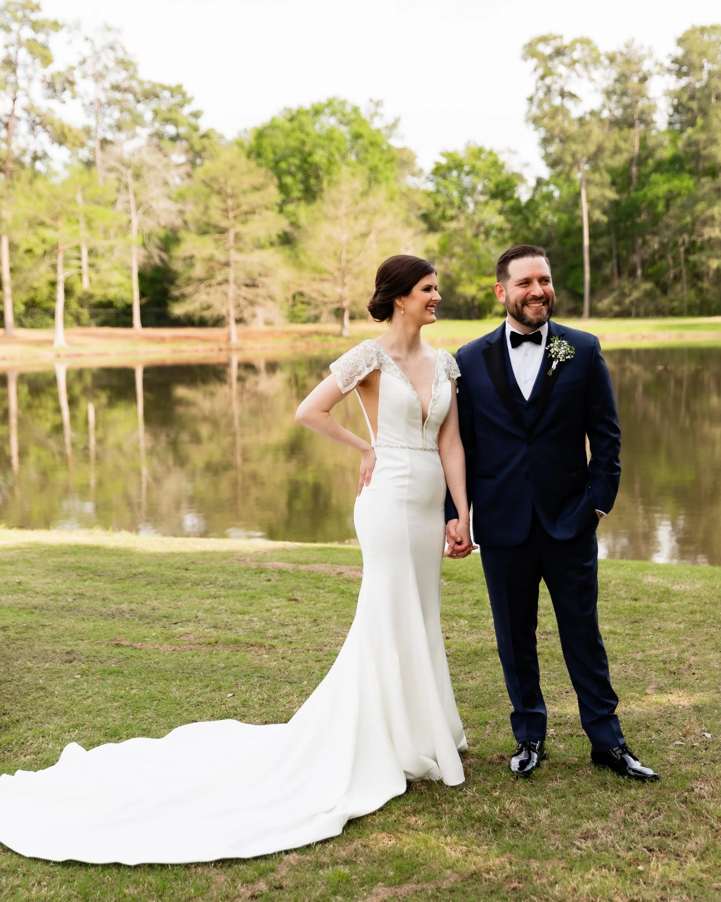 couple-outdoor-wedding-portraits-the-woodlands-country-club
