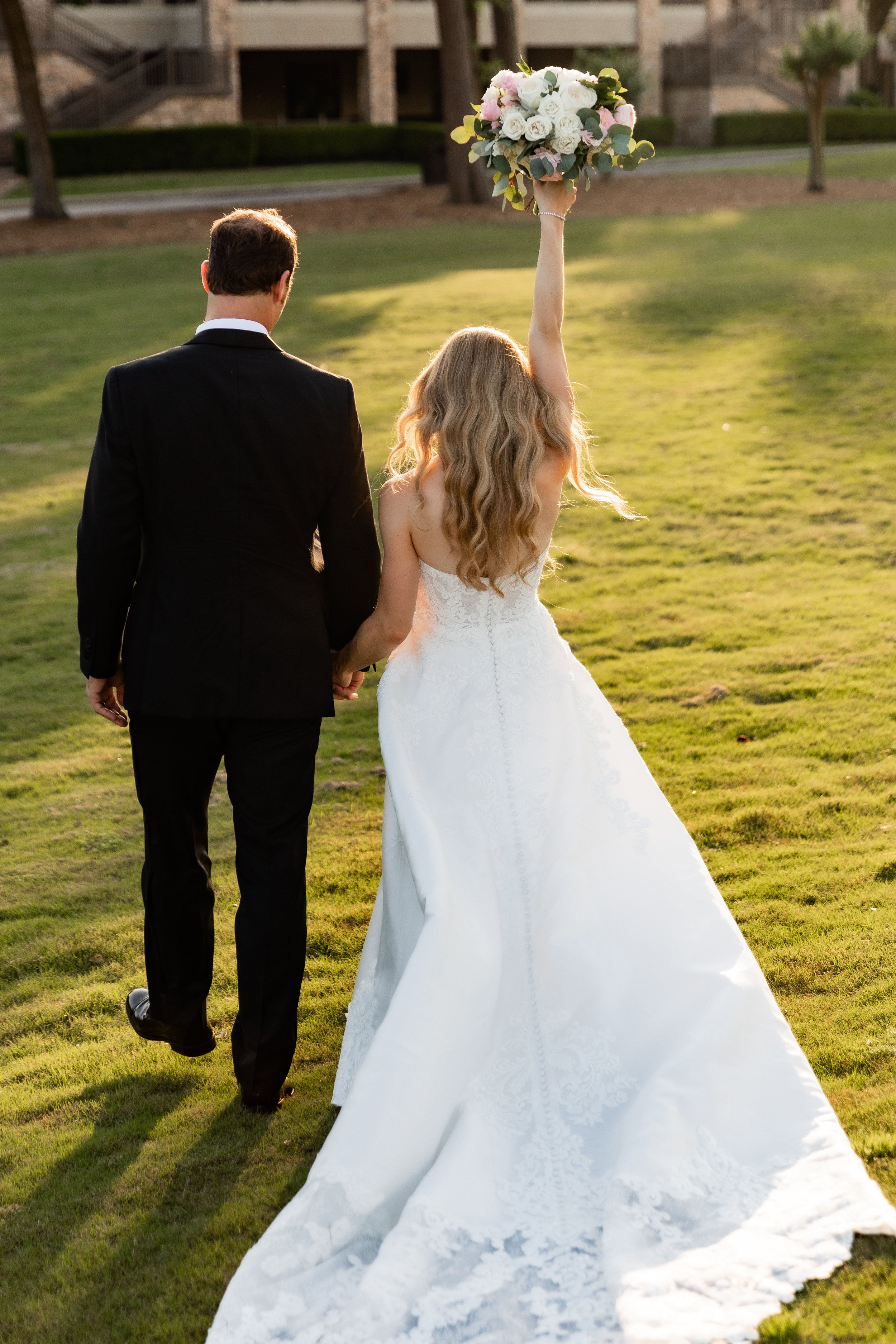 bride-and-groom-celebrating-marriage-woodlands-country-club-palmer-course