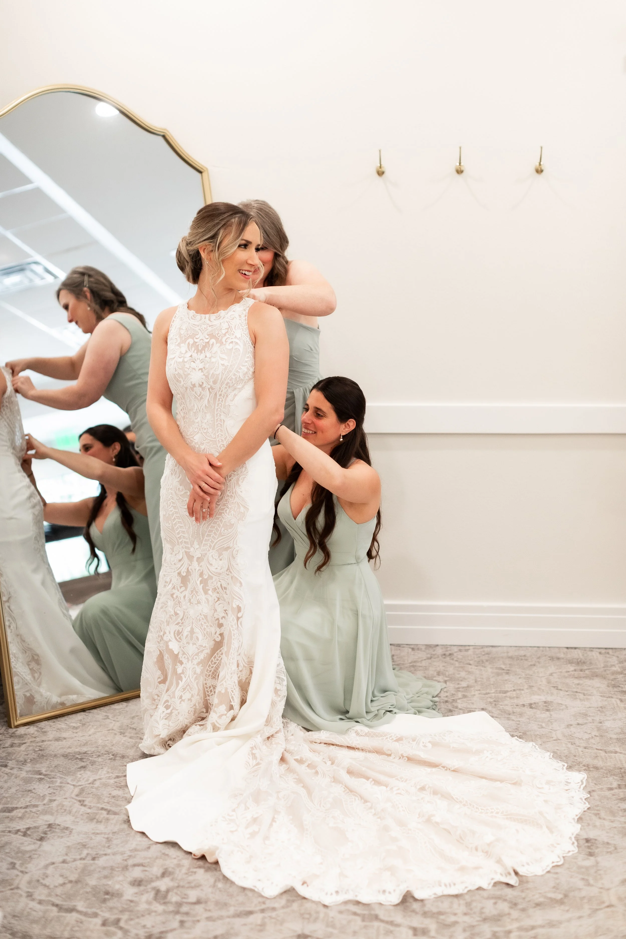bride-getting-ready-bridal-suite-woodlands-country-club