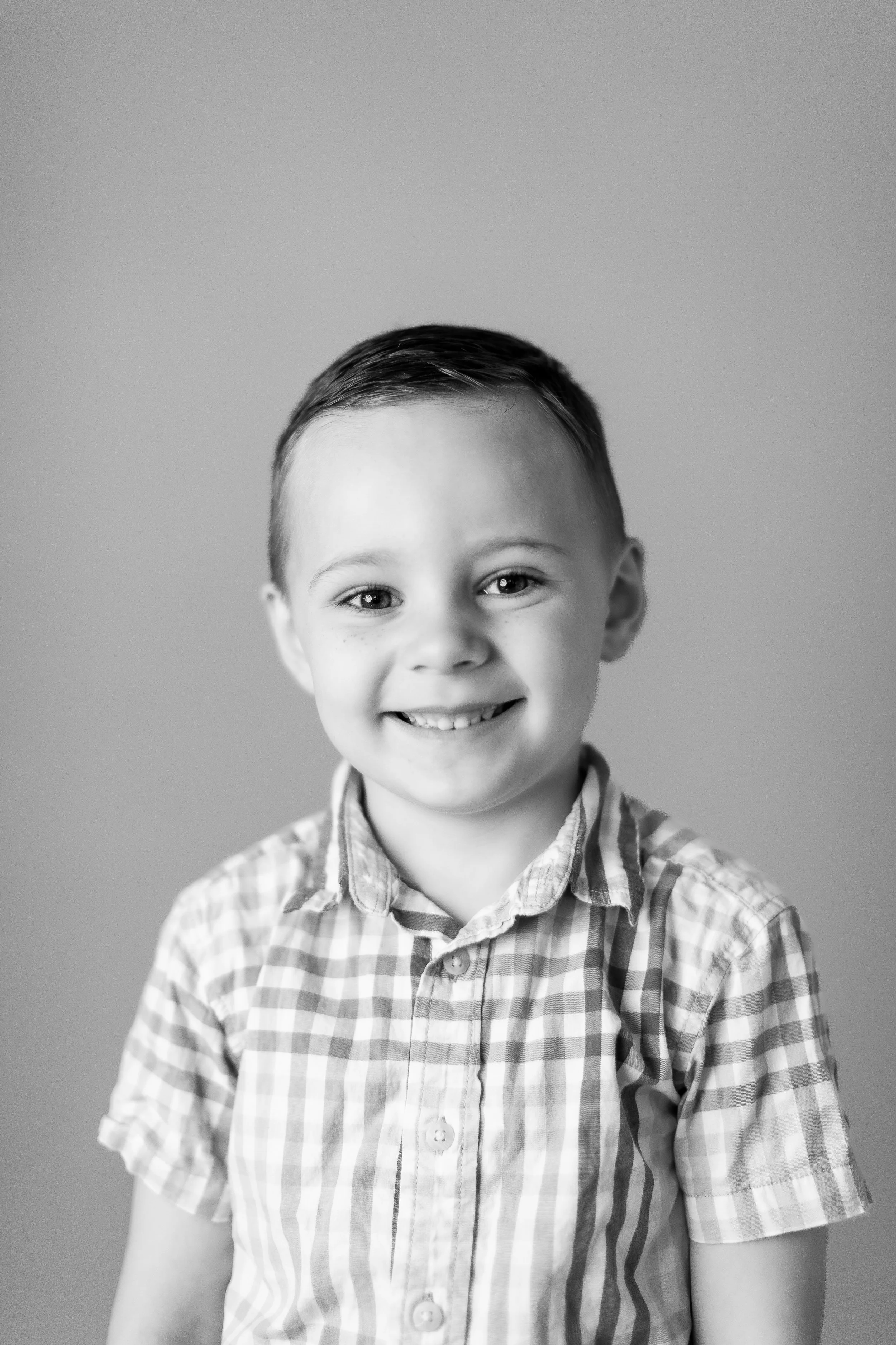 toddler-boy-studio-portrait-personality-kids-photographer