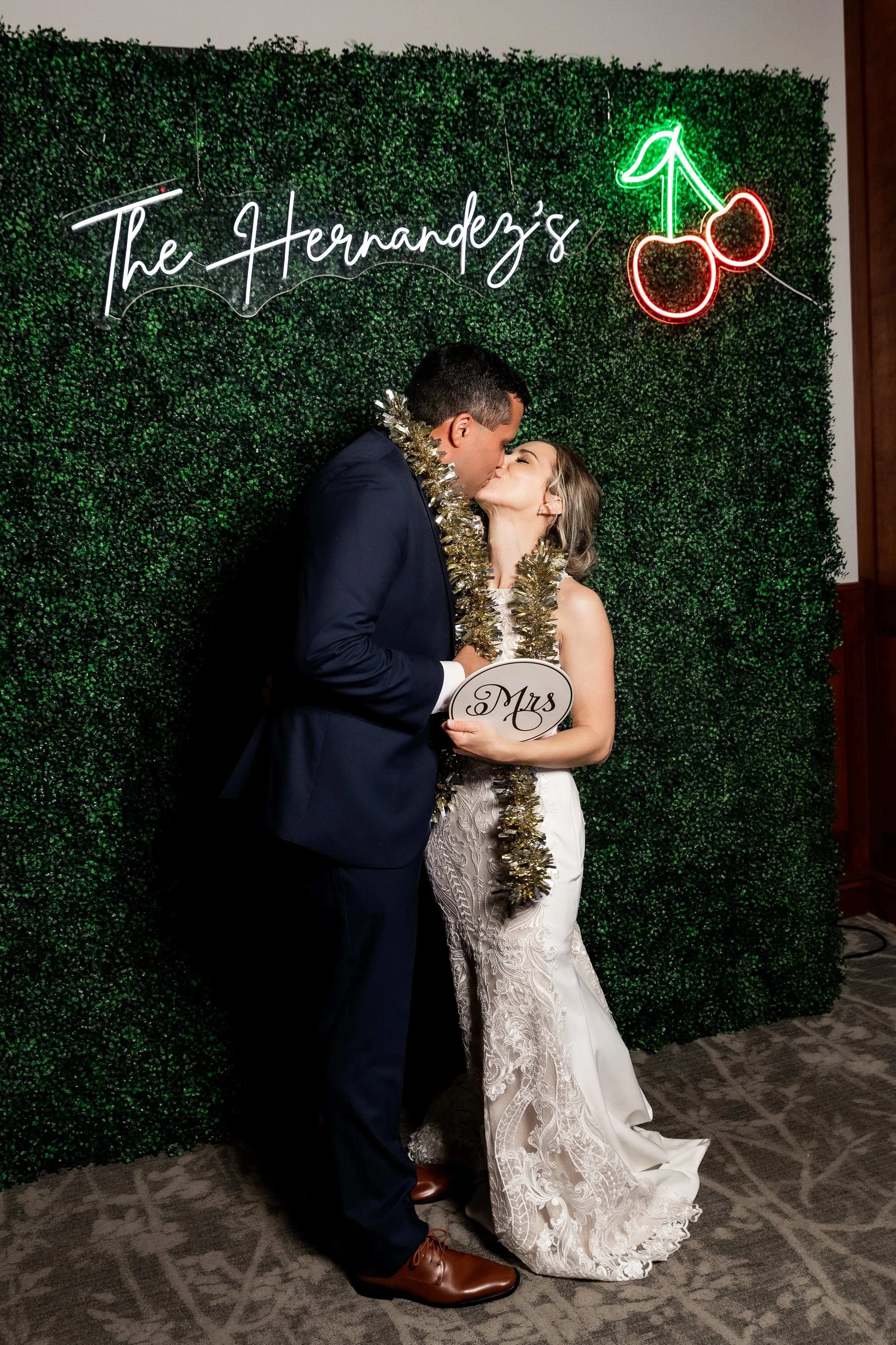 wedding-photo-booth-bride-and-groom-neon-sign-the-woodlands