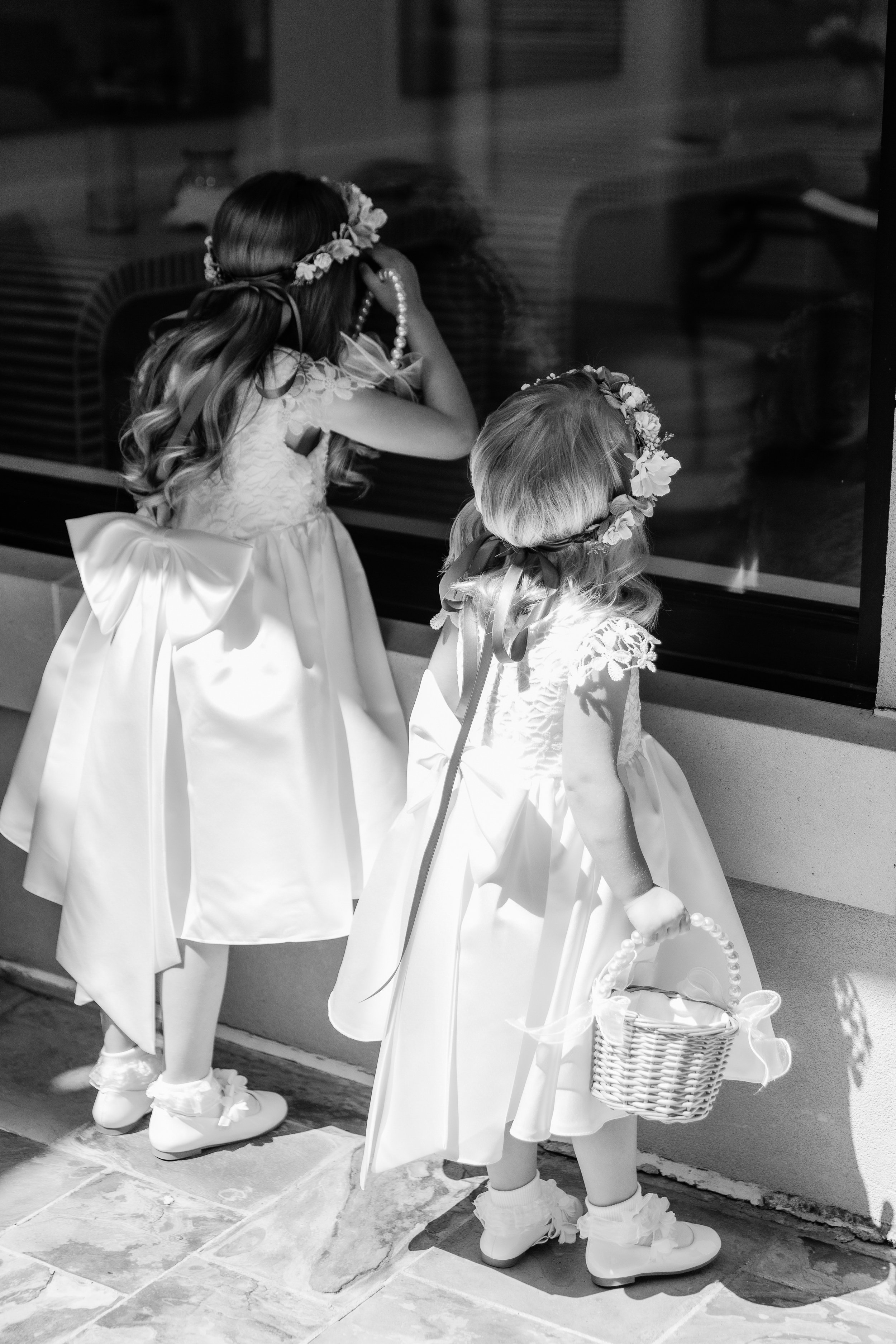 flower-girls-peeking-in-window-woodlands-country-club