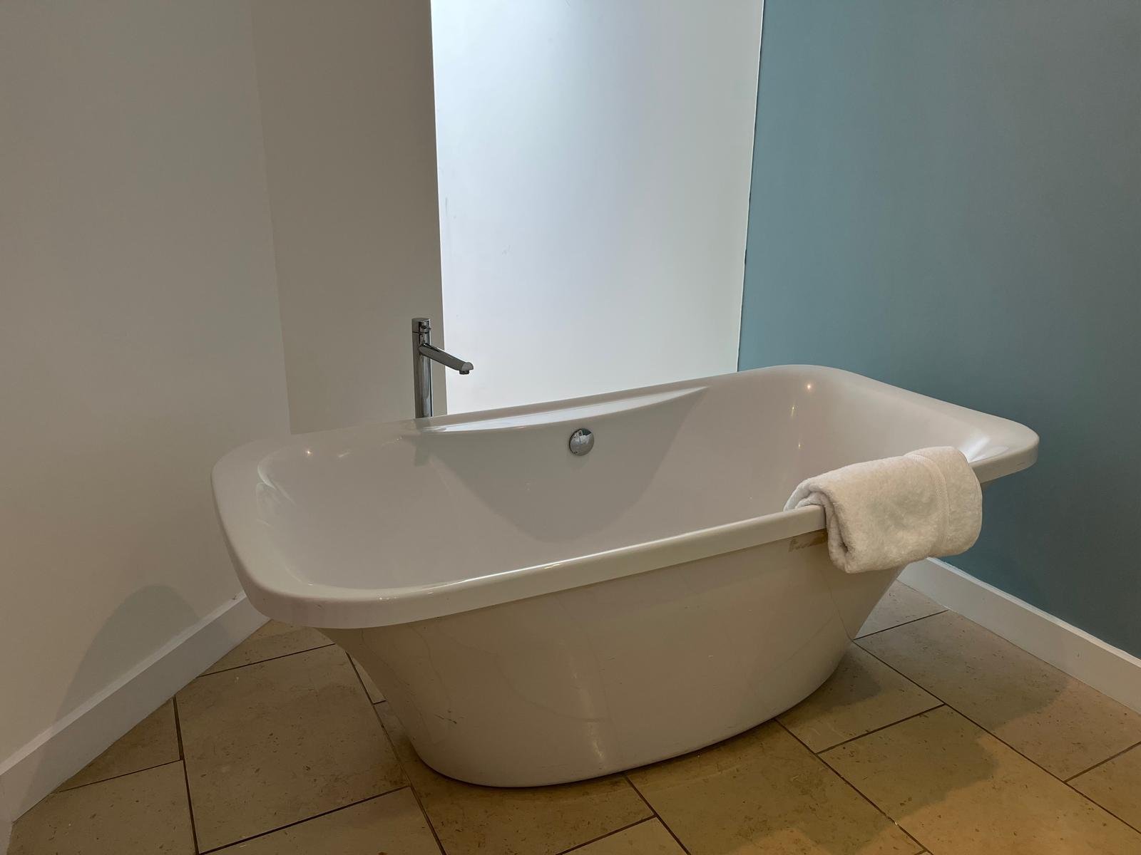 Ensuite Bath.jpg