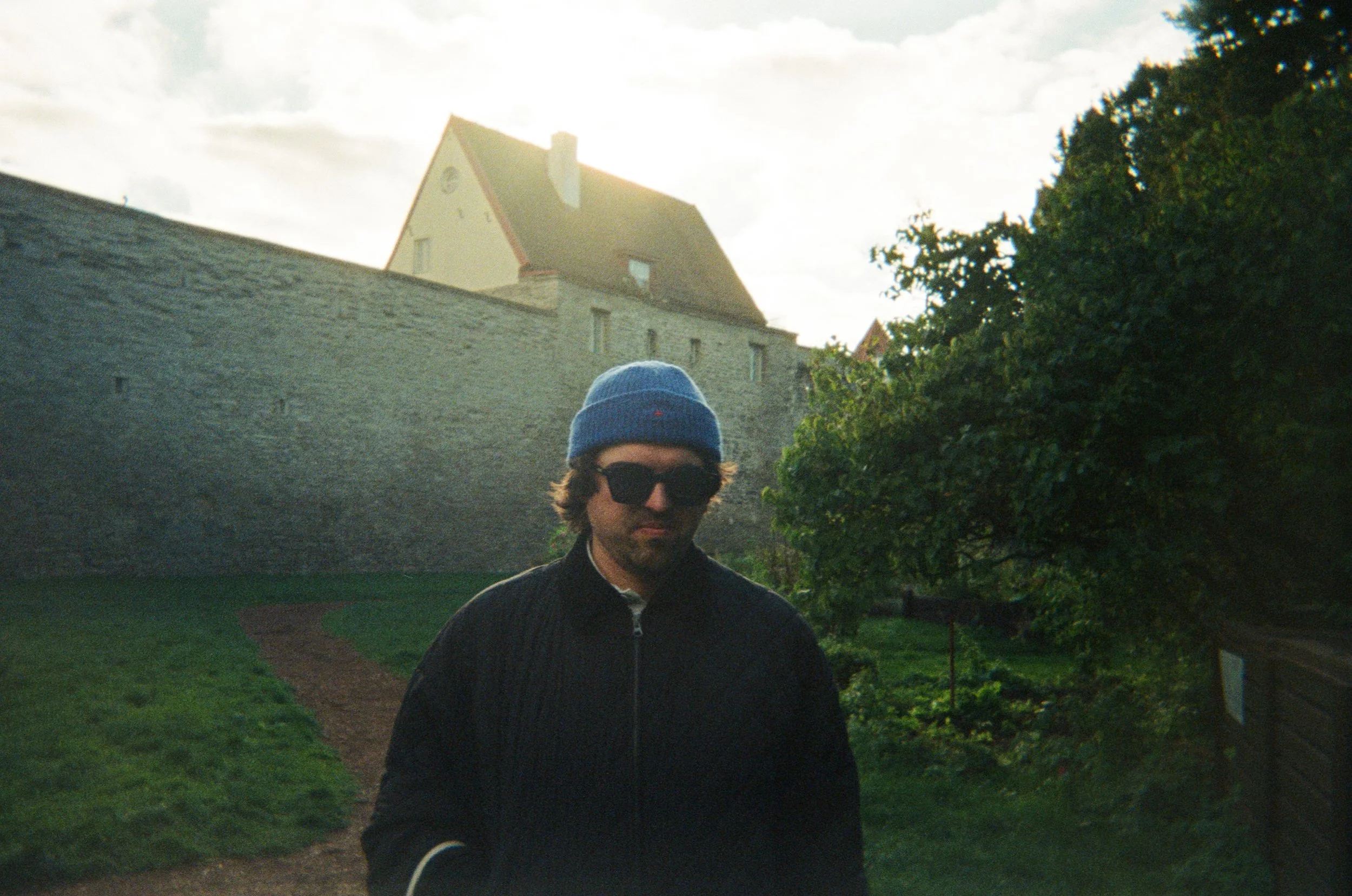 Joshua Hobson (Familiar Environment):
Joshua Hobson of Familiar Environment, shoegaze and ambient music artist on The Blue Algorithm label.