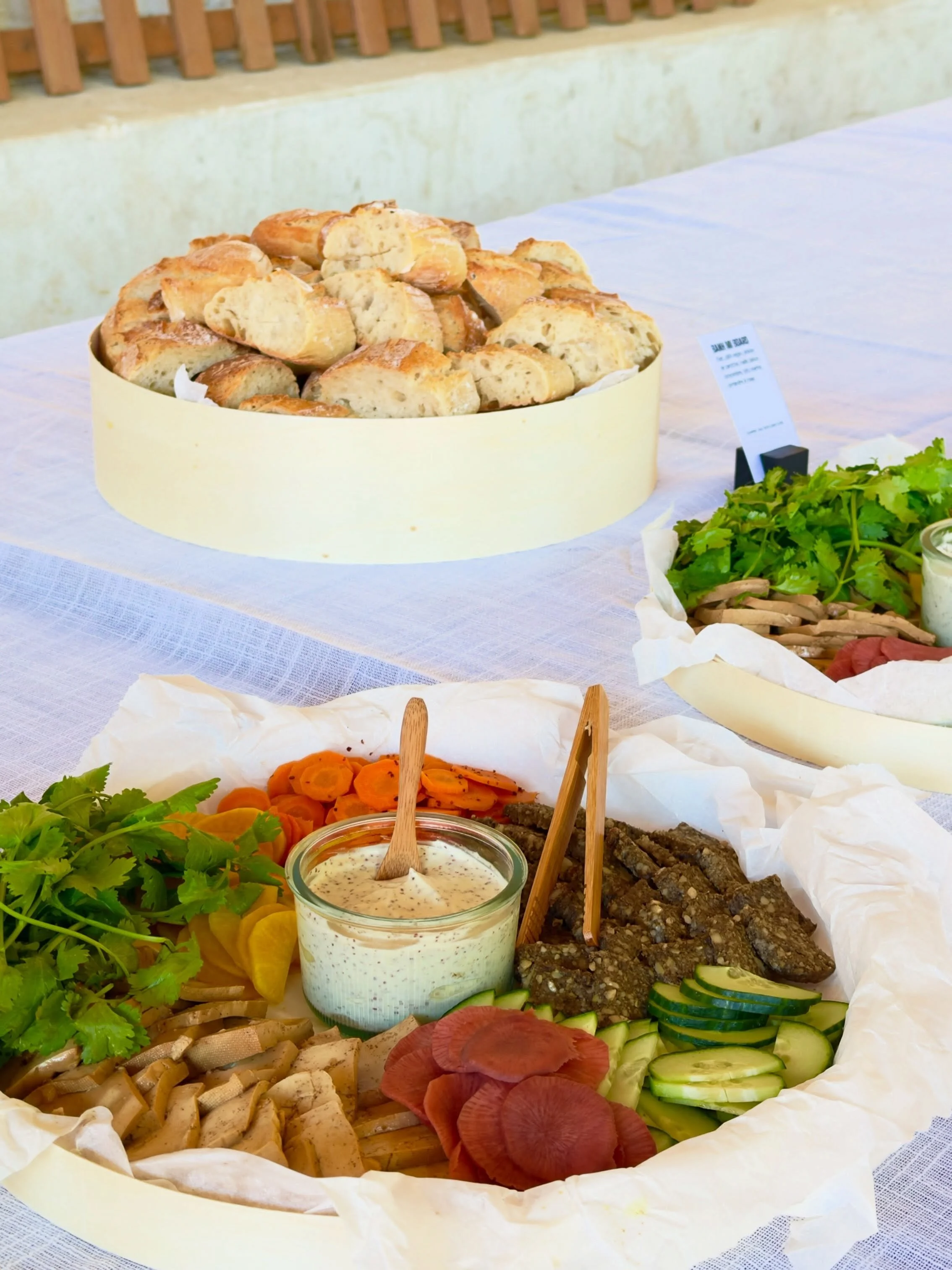 Chez Hod To Food, il n&rsquo;y a pas de menu fig&eacute;.

Chaque &eacute;v&eacute;nement est imagin&eacute; sur mesure, en fonction de vos envies, de votre histoire et de vos valeurs.

Pour ce mariage, les mari&eacute;s souhaitaient un buffet d&rsqu