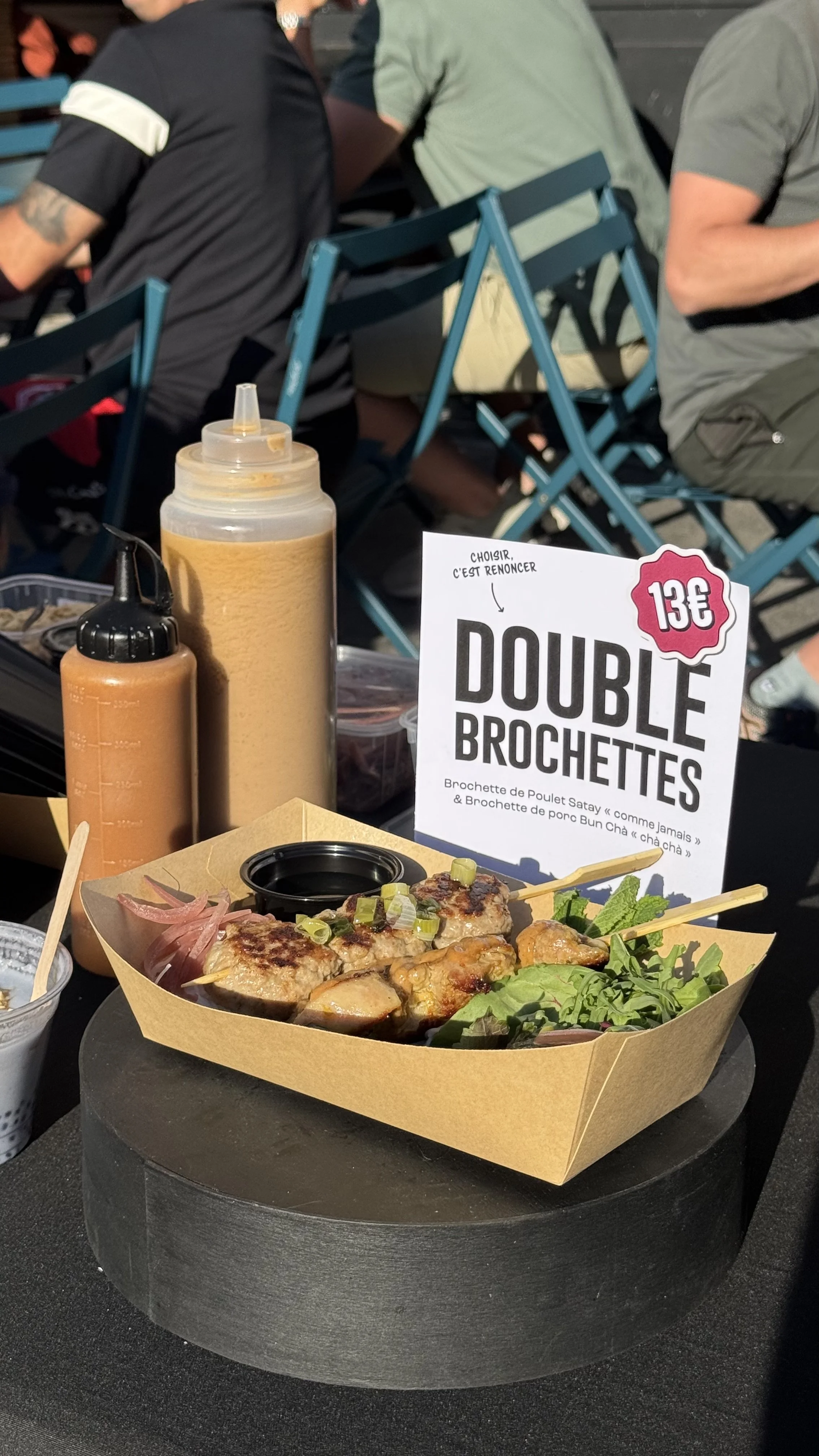 Brochettes satay et porc en street food 