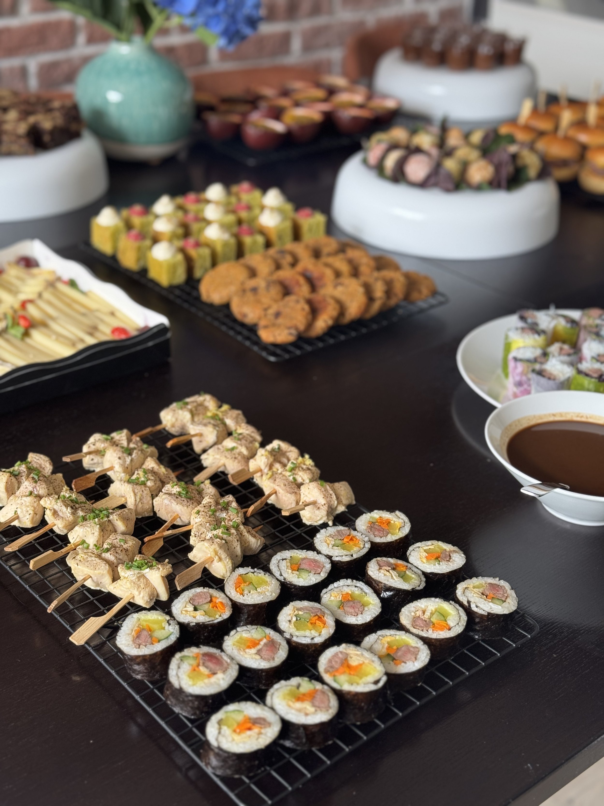 bouchées-cuisine-fusion-asiatique-française-kimbap-brochettes-traiteur-dijon.jpg