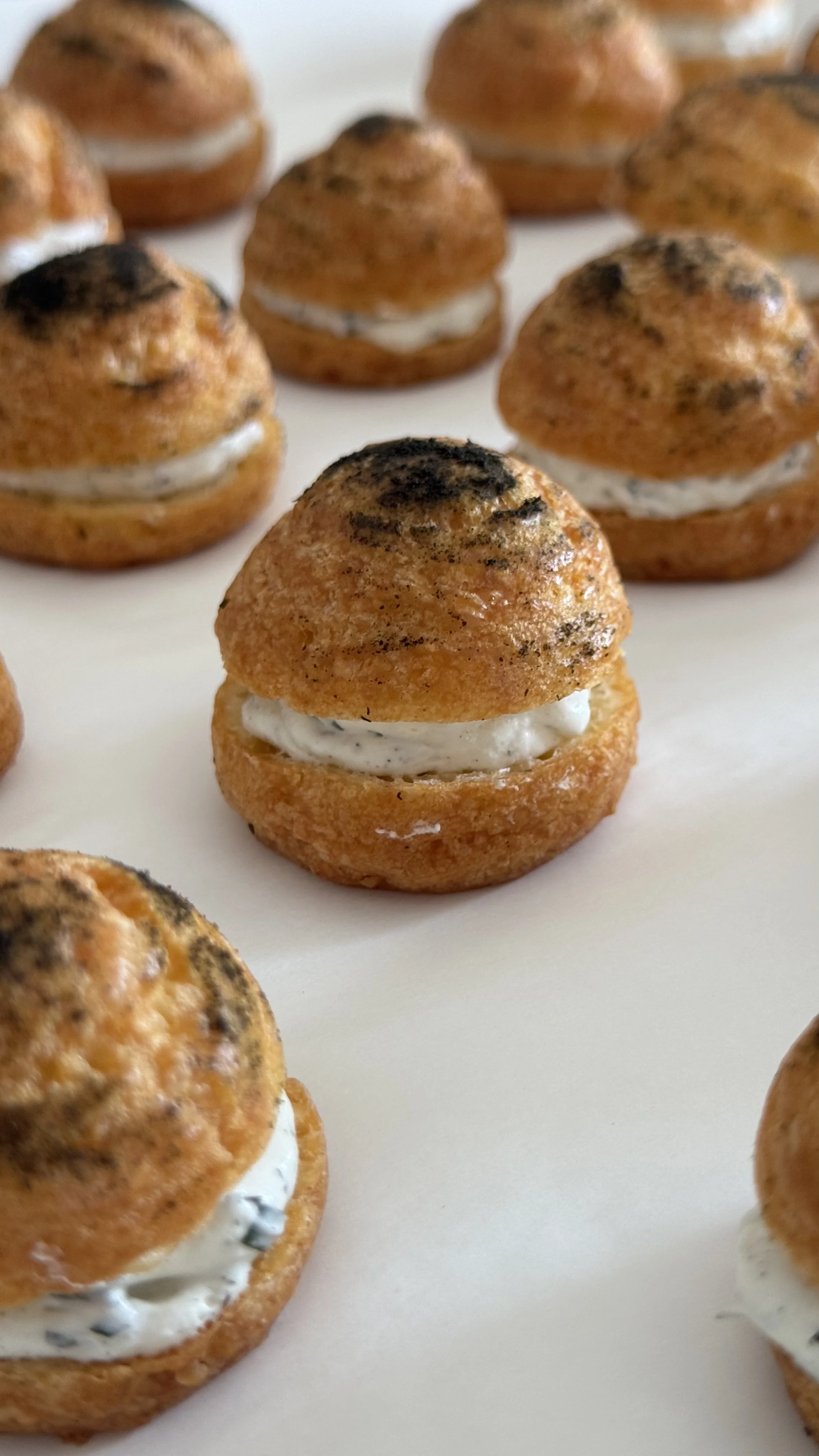 Gougères crème de brillat savarin et shiso