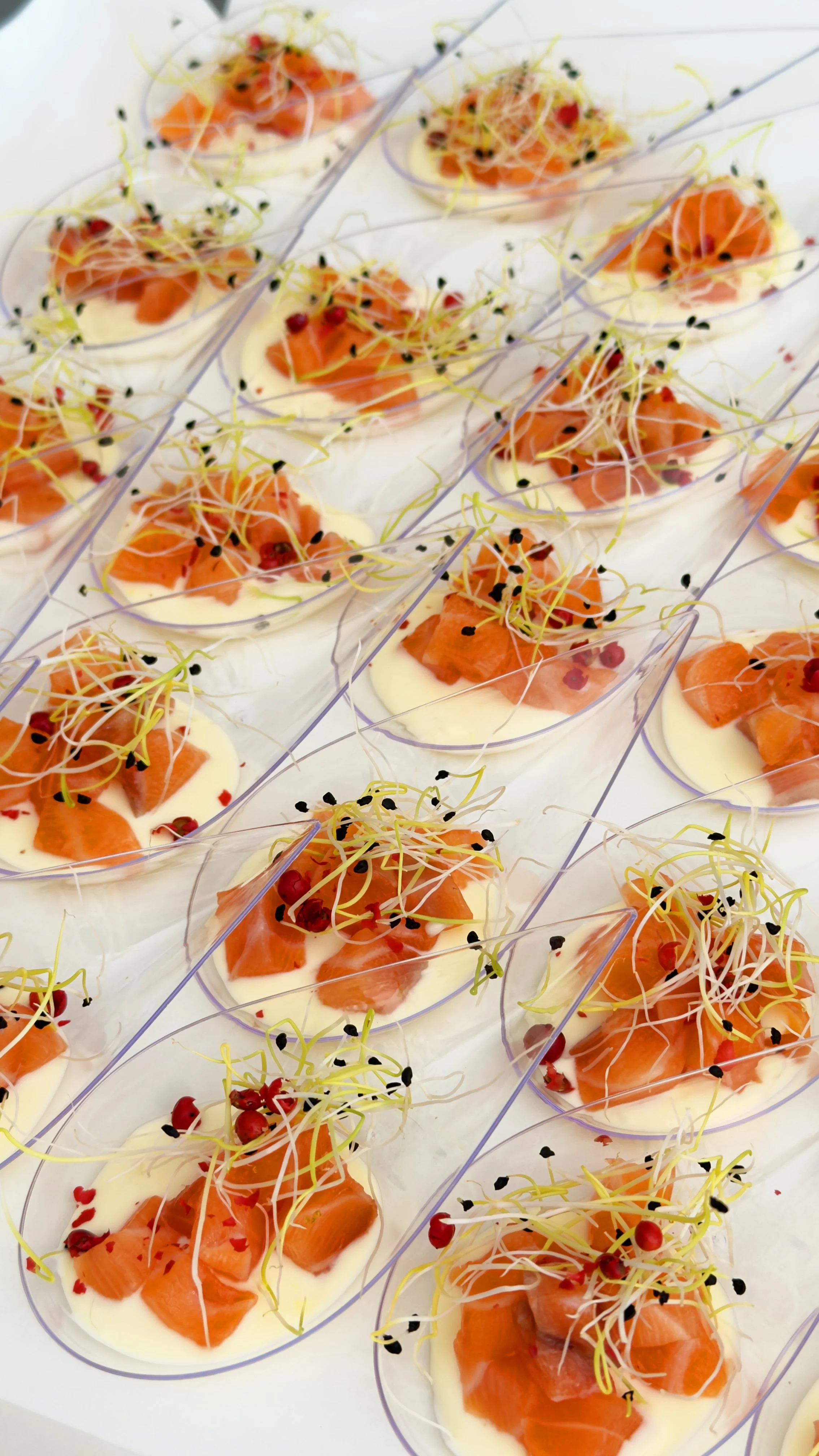 gravlax de saumon crème de citron baies roses