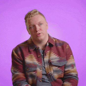 Quatre jeunes personnes interviewées dans différentes couleurs de fond, avec un texte au centre disant "Reste à l'école!". C'est la campagne vidéo marketing pour la CSSRS.