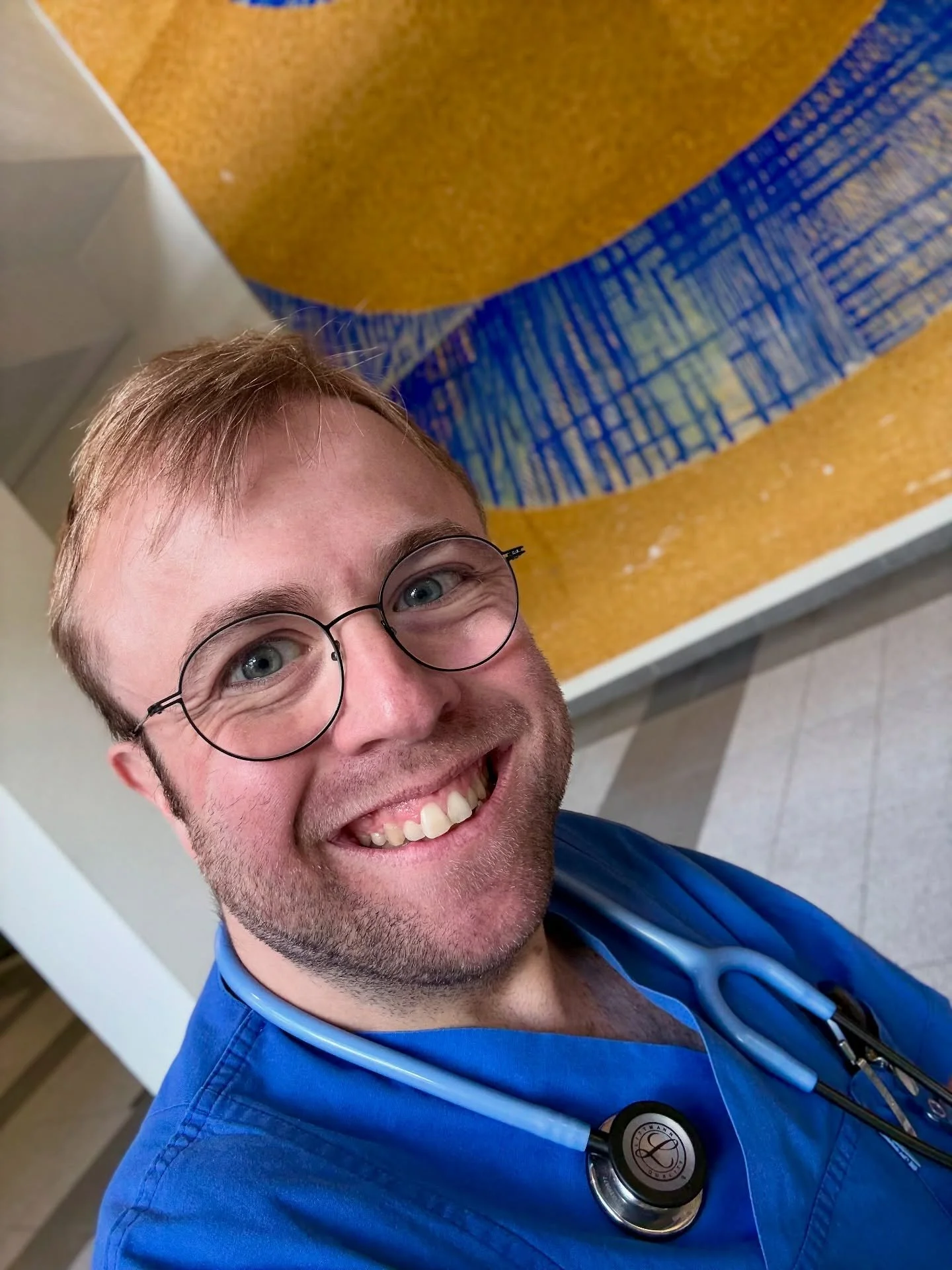 Bild 1:
Gute Laune und Lust auf Lehre 👨‍⚕️👨‍🏫👨‍🦽‍➡️
Bild 2:
Was so in meinem „Chaos Spind“ ist
- 1x Kinder 1x Erwachsenen Stethoskop 🩺 
- 2x knittriger Kittel 🥼
- 1x minimal blutige Turnschuhe 👟🩸
- 1x Duschgel, Z