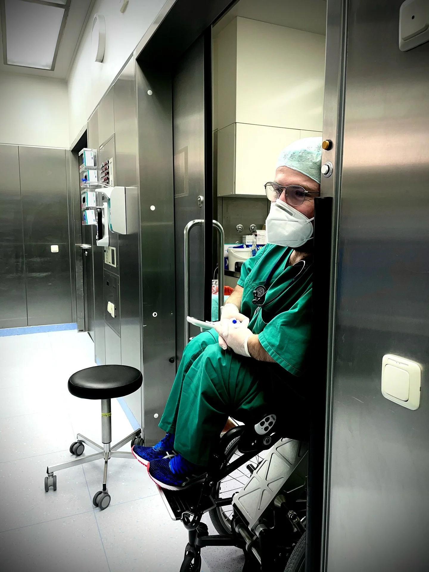 2020 im 2. Jahr Anästhesie im Gyn OP 👨‍⚕️👨‍🦽‍➡️💚
#throwback #charité #anästhesie #OP #lifelonglearner #wheelchairdoctor