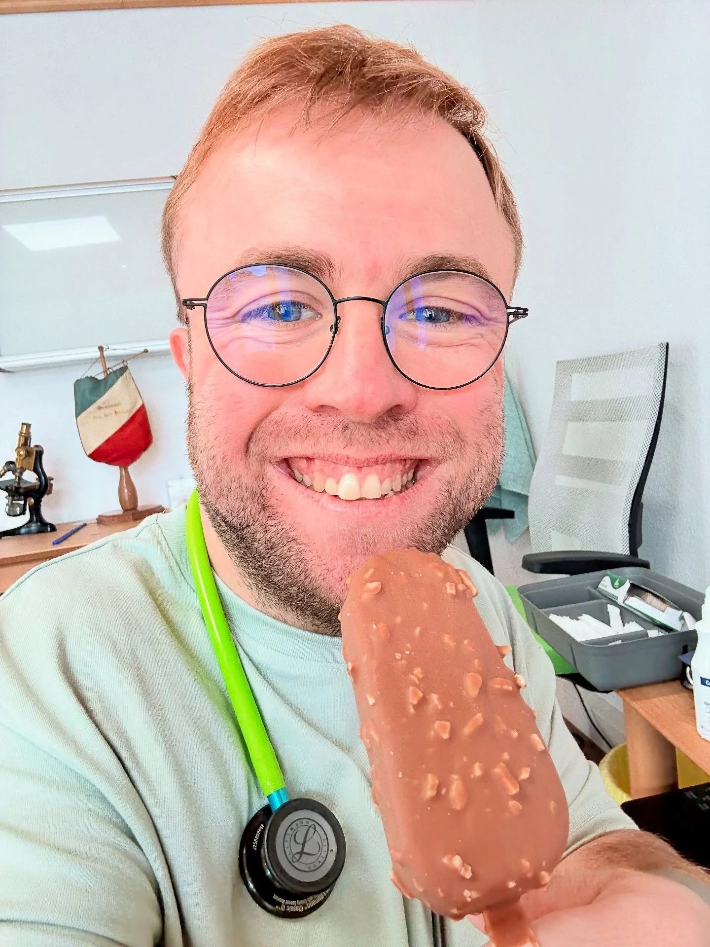 Sommer in der Landarztpraxis ☀️⛱️🕶️
👨‍⚕️👨‍🦽‍➡️🦁
#eis #praxis #hohenorden #dithmarschen #schleswigholstein #nordsee #wheelchairdoctor #gutelaune