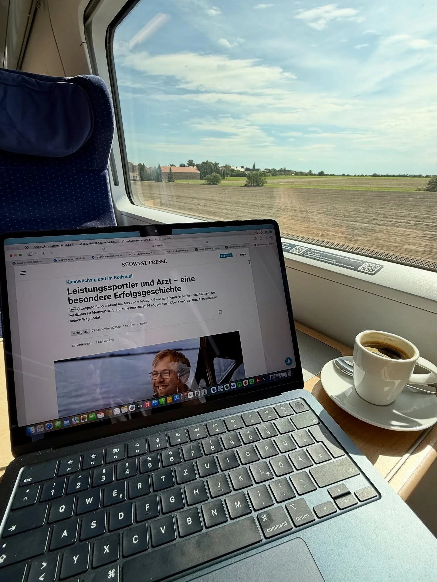 📖 Auf einer meiner letzten Zugfahrten hatte ich besonderen Lesestoff dabei: Die Südwest Presse Ulm hat meine Geschichte zwischen Leistungssport, Medizin und Rollstuhl aufgeschrieben. @swp.de 
Ein großes Dankeschön an Frau Zoll f&uum