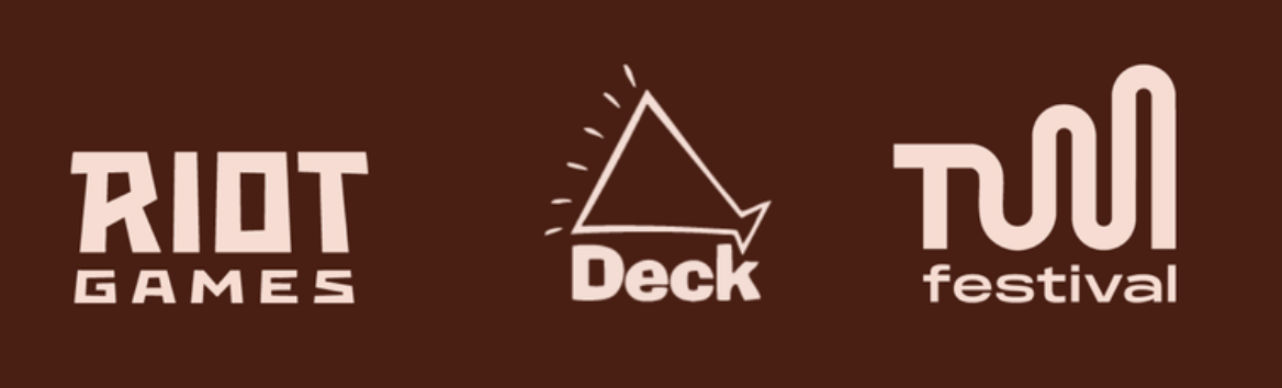 Logotipos de Riot Games, Deck e TU Festival em um fundo marrom.