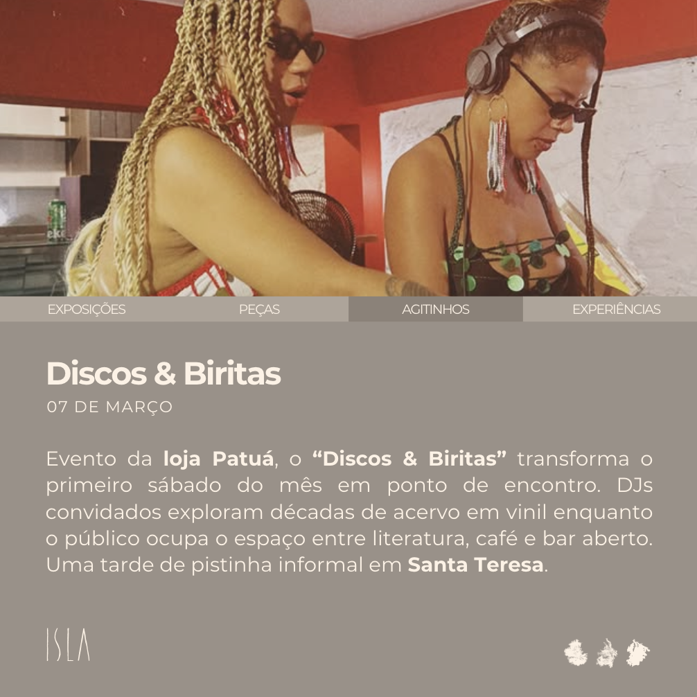 Duas mulheres com cabelos trançados, usando óculos escuros, e uma delas usando fones de ouvido, em um ambiente interno.