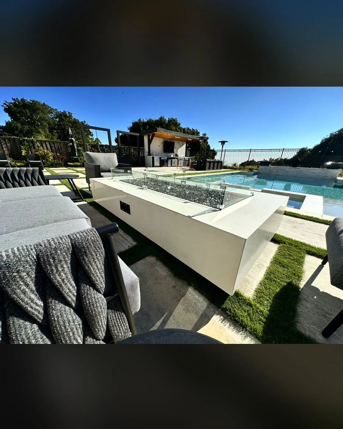 A modern look for relaxing evenings
#poolsides #outdoorkitchen #yarddesign #modernfirepit