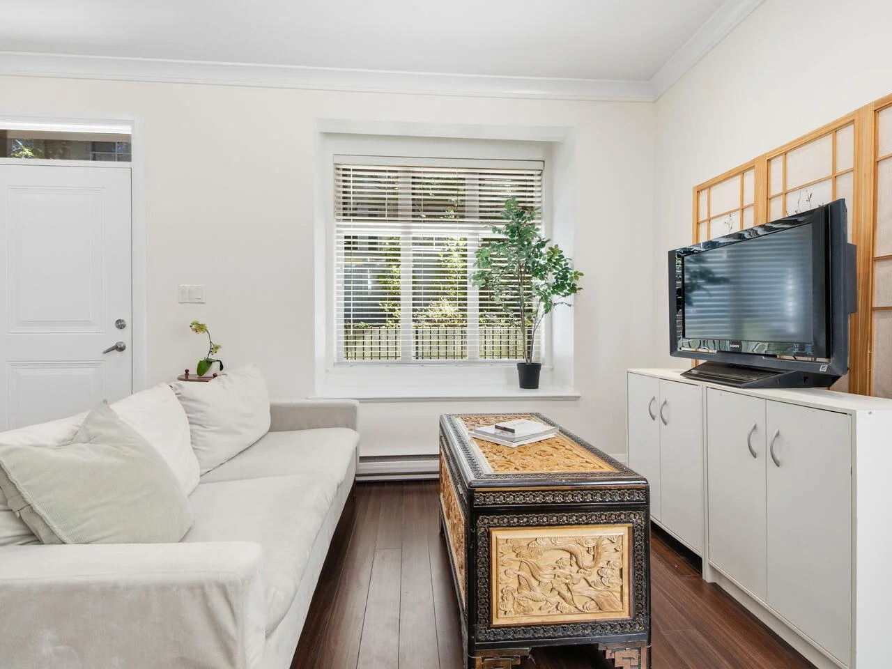 5588 Patterson Ave Unit 114 Burnaby BC V5H 0A7 Canada-005-016-Living Room-MLS_Size.jpg
