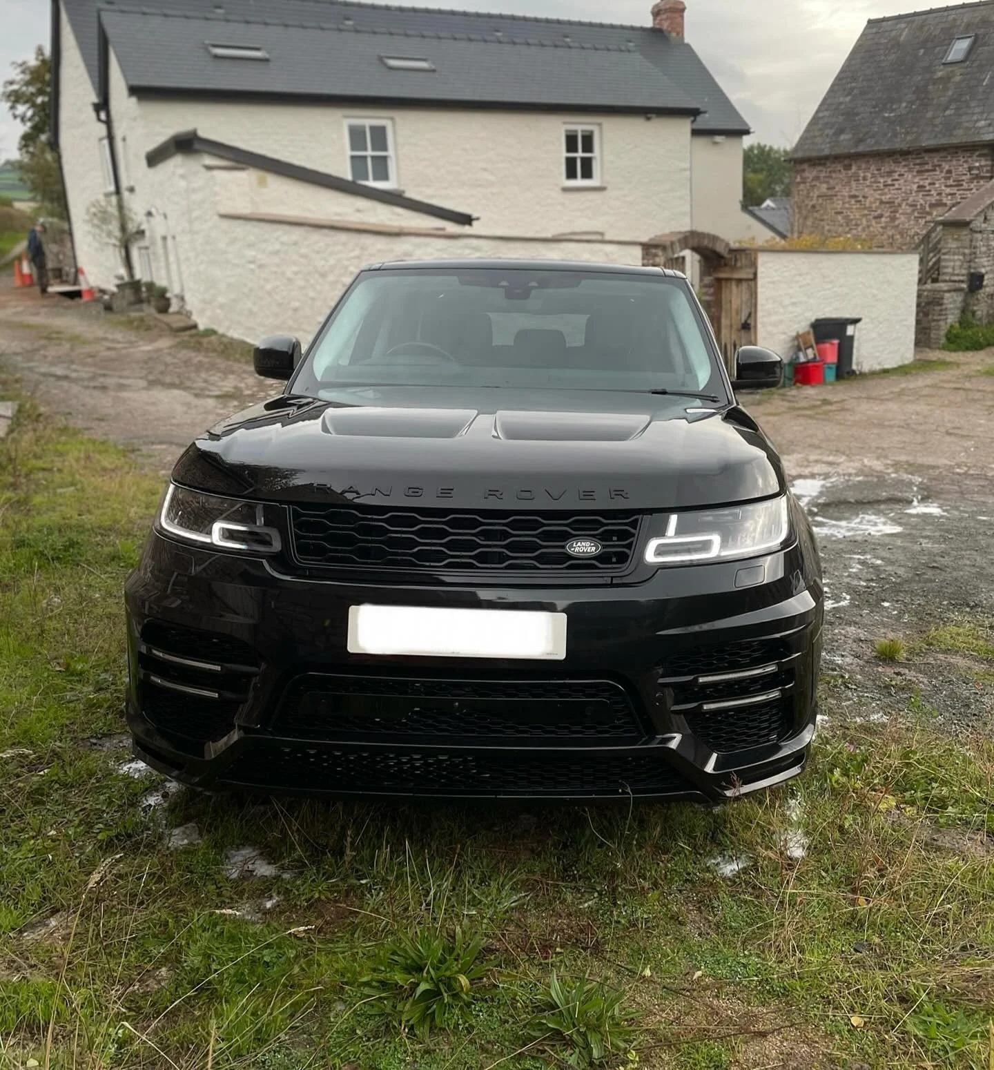 Range Rover Autobiography Sport in for our Advanced Valet. This luxury SUV now meets our high standards, ready to join our exclusive maintenance program. This vehicle does a lot of miles, so it&rsquo;s crucial it&rsquo;s kept in a fresh and highly ma