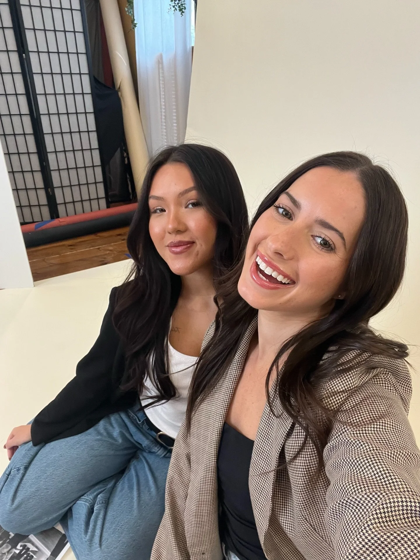 Yesterday we celebrated 2025 with our annual photoshoot &amp; holiday dinner ✨🫶🏻 We are so so grateful for the amazing clients, couples, and friends who have supported AA Digital &amp; are so proud of how far our little business has come 🥹 

Cheer