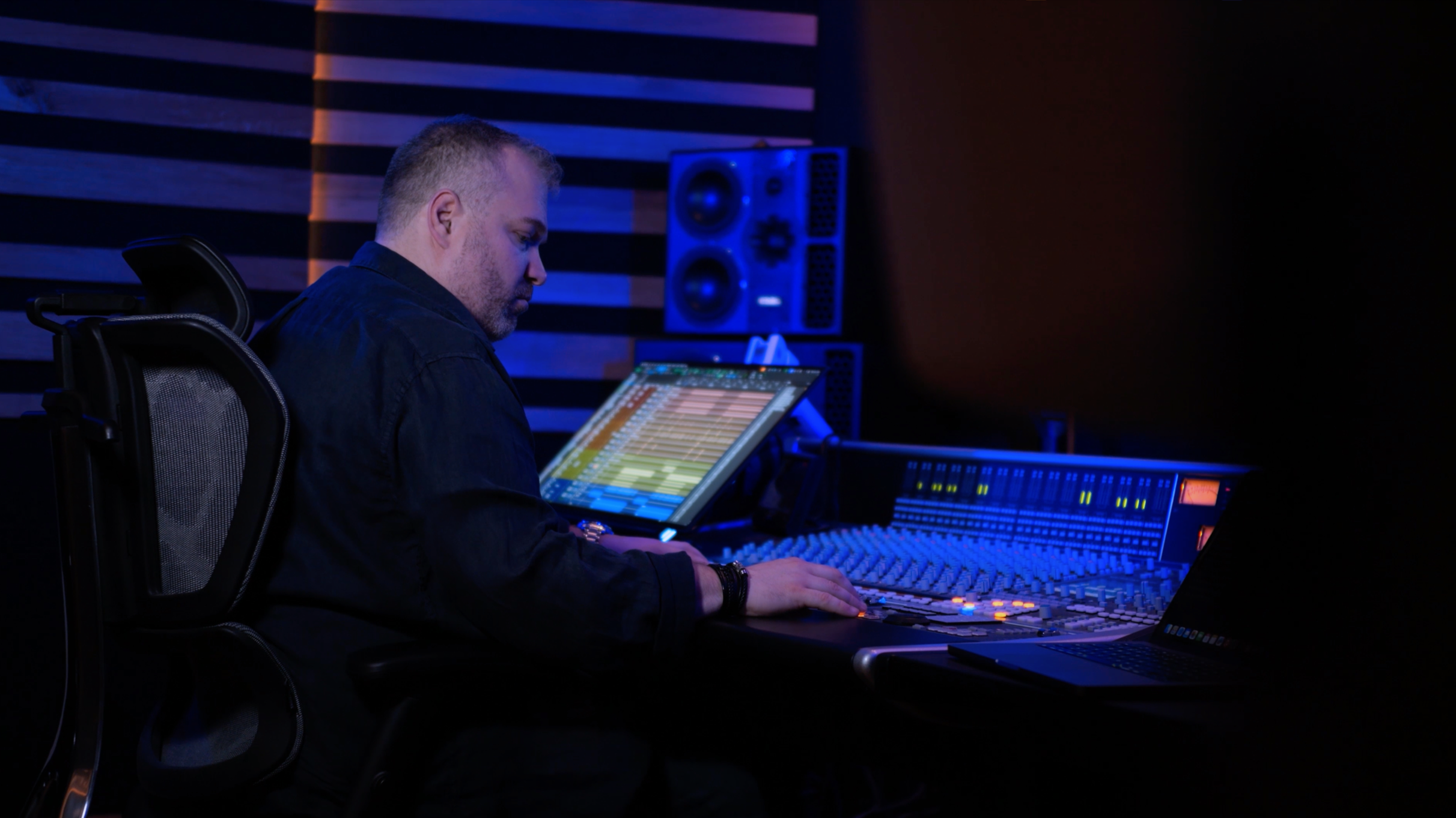 tomo-b-lima-in-longplay-studios.png