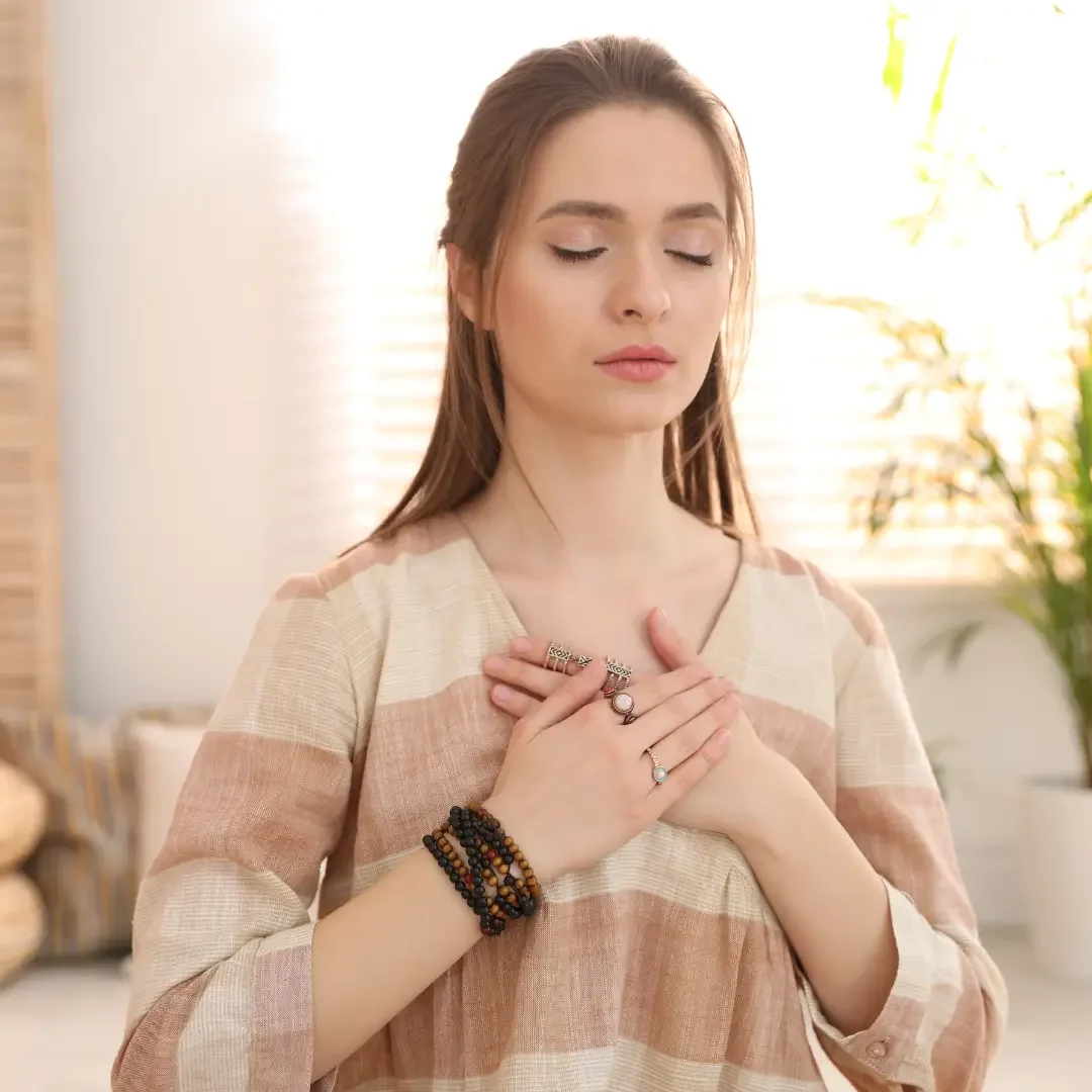 Mujer practicando autocuidado y meditación, símbolo de bienestar integral, equilibrio emocional y salud consciente. Imagen inspirada en la medicina integrativa y en la filosofía de Alternativ, enfocada en el cuidado natural y la armonía interior.