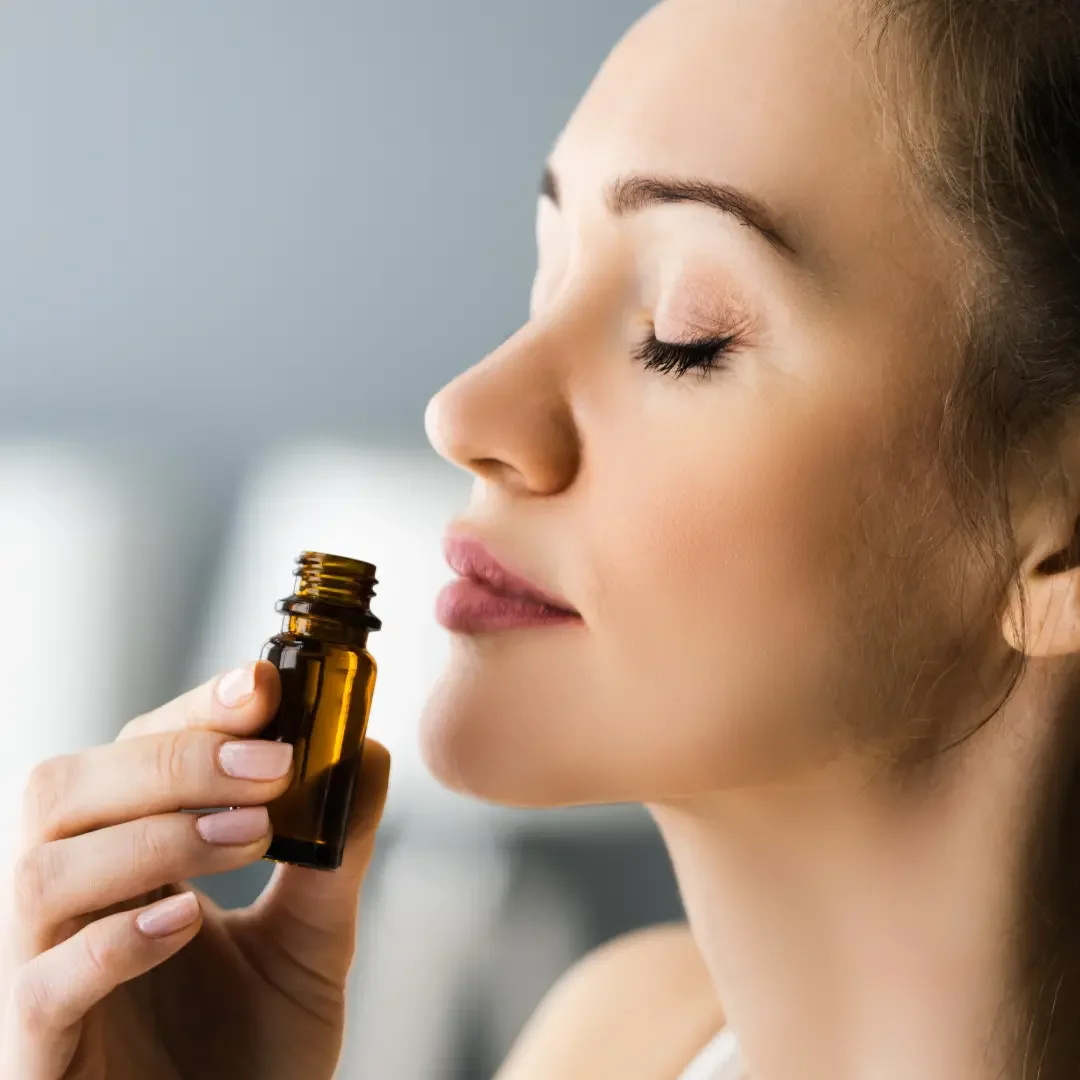 Imagen de aceites esenciales, velas aromáticas y esencias vibracionales para el bienestar emocional.