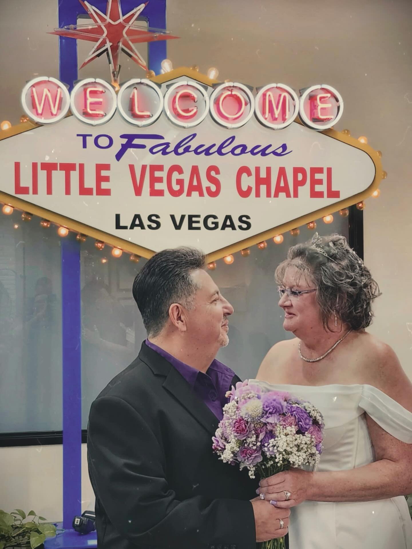 🦢Our debut wedding flowers hit the neon lights at @thelittlevegaschapel all the way from down here in Louisiana 🐊✈️ 

The bride dreamed in lavender &mdash; with carnations, baby&rsquo;s breath clouds, and a lil&rsquo; touch of orchid magic. 

To my