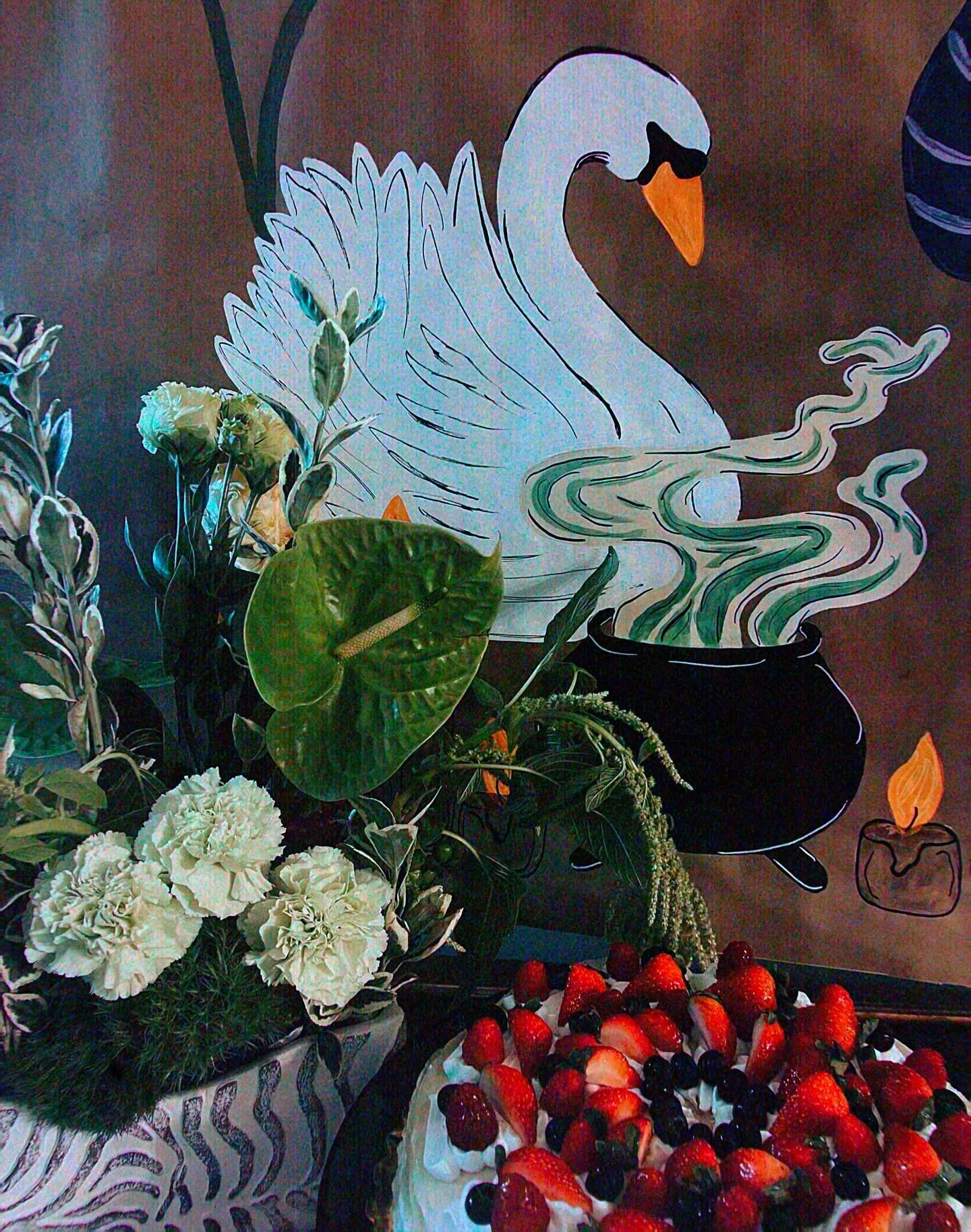 ✨🕯️ Witch Bitch Galloween 🕯️✨

Somewhere between spooky and swan-like &mdash; a Fever Dream Halloween soir&eacute;e full of moody florals, layered tableware, and unapologetic glam.

We styled this little love party with lush arrangements, vintage p