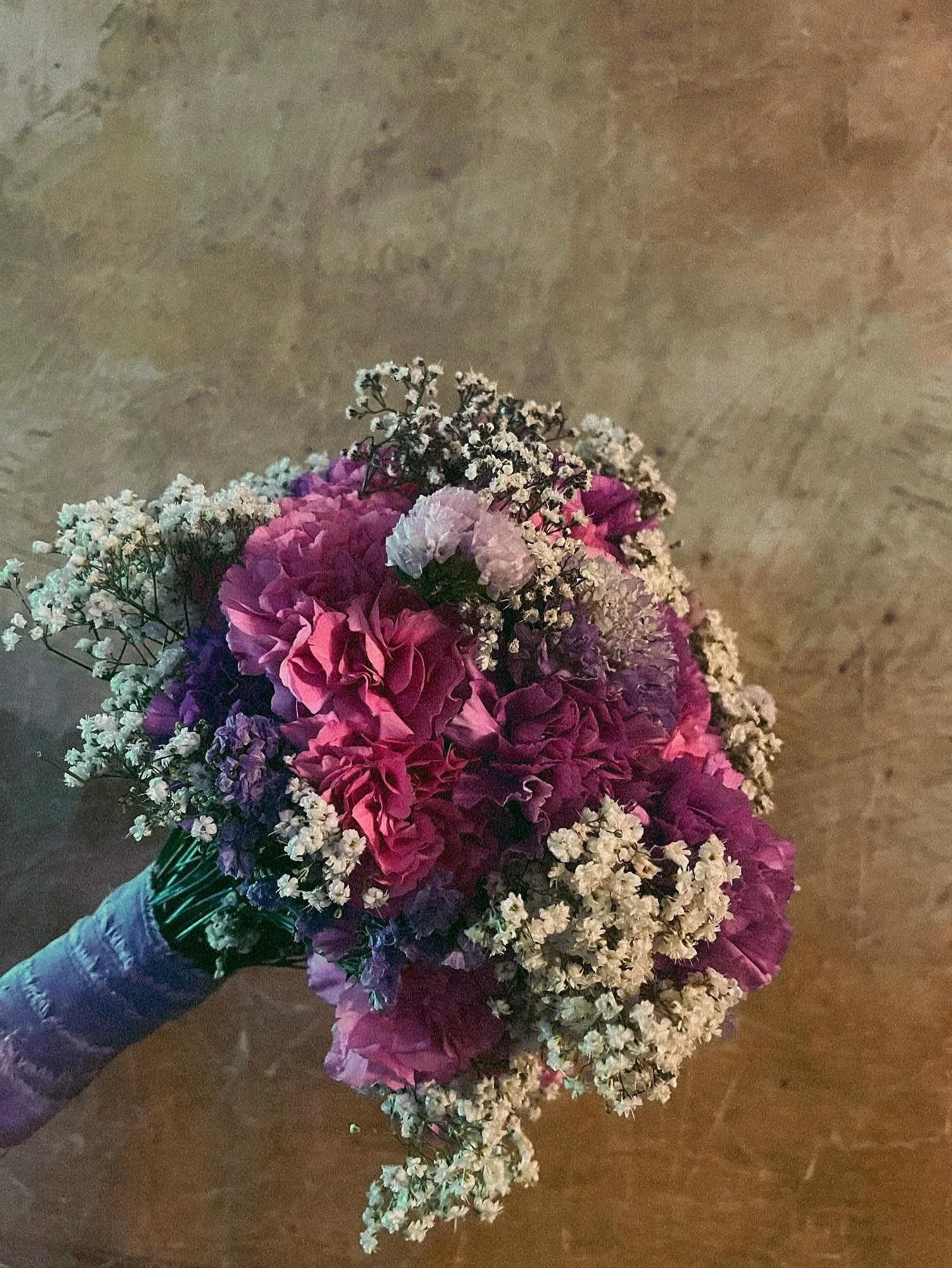 ✨💜 Sent this all-lavender bouquet of carnations, hints of scabiosa (mmm sweet smells) and baby&rsquo;s breath off to a Vegas bride (and my mama&rsquo;s neighbor!)&mdash;can&rsquo;t wait to see these dreamy blooms make their debut at @surethingchapel
