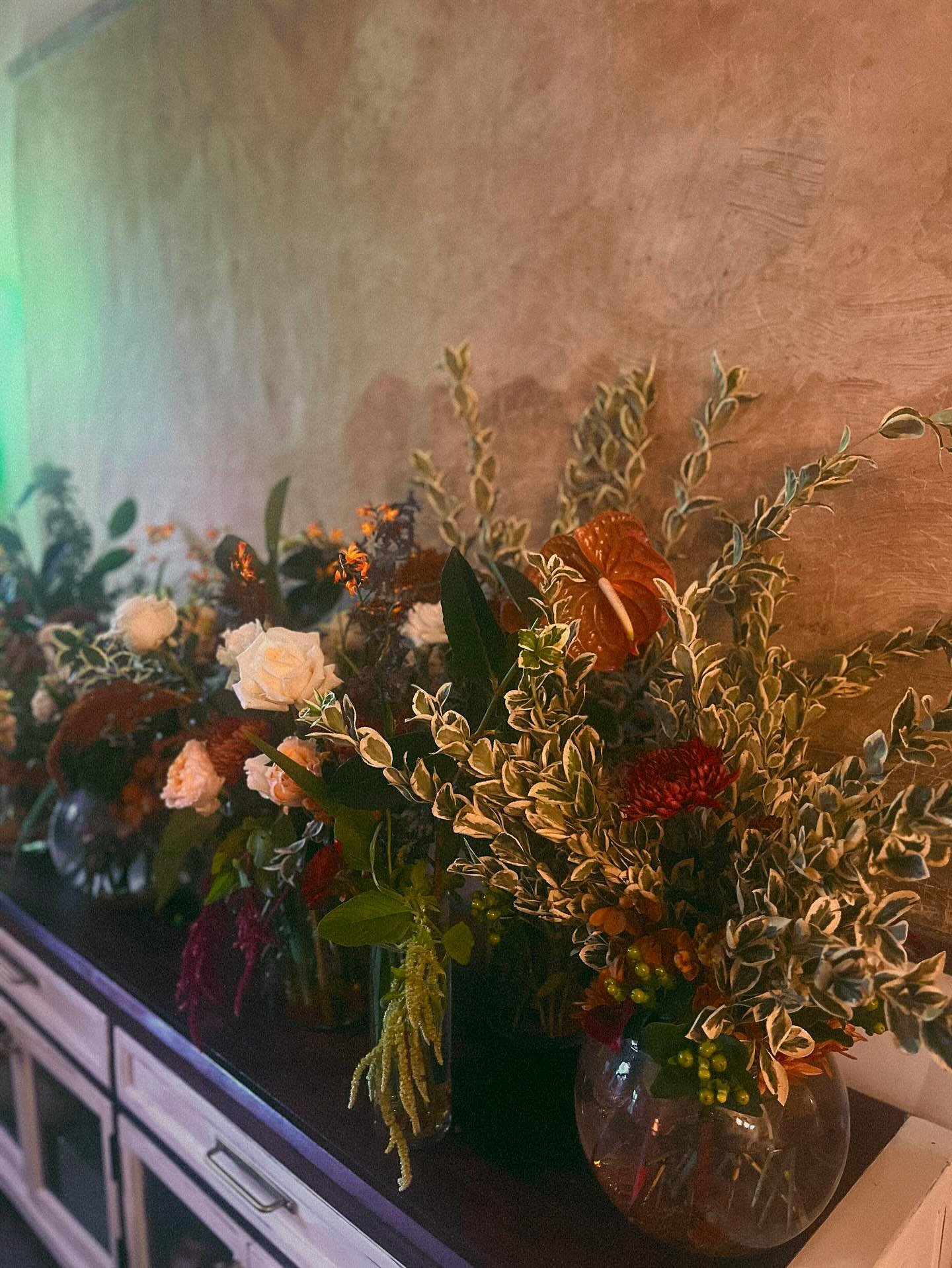Copper and autumn hued florals for a 40th soir&eacute;e 🍁🍂🎉 

#feverdreamflowers #autumnblooms #fallflorals #coppertones #fallaesthetic #40thbirthdaysoiree #nolaevents #neworleansflorist #partyflorals #eventflorist #warmtones #moodyblooms #florald