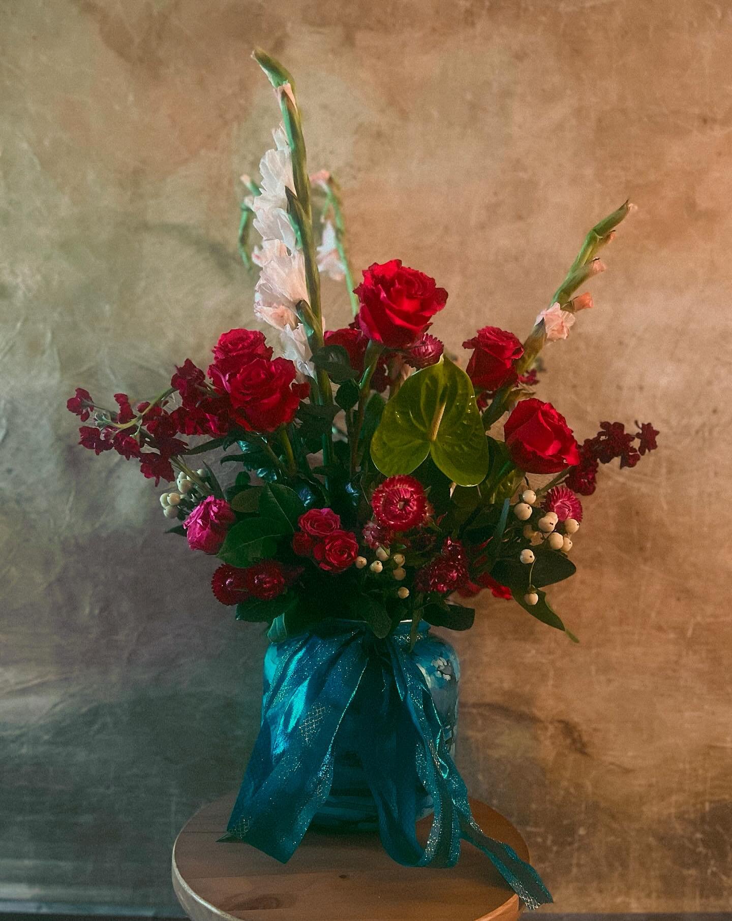 Mah Jongg with ma gurls arrangement, serving 1960s social-club glamour vibes 🥀🏵️

#MahJonggNight #KitschQueen #RetroBloomBaby #FlowerFever #FeverDreamFlowers #MahJonggGirls #SweetSixteenStyle #northshoreflowers #MahJonggMood #SweetSixteenFever #Kit