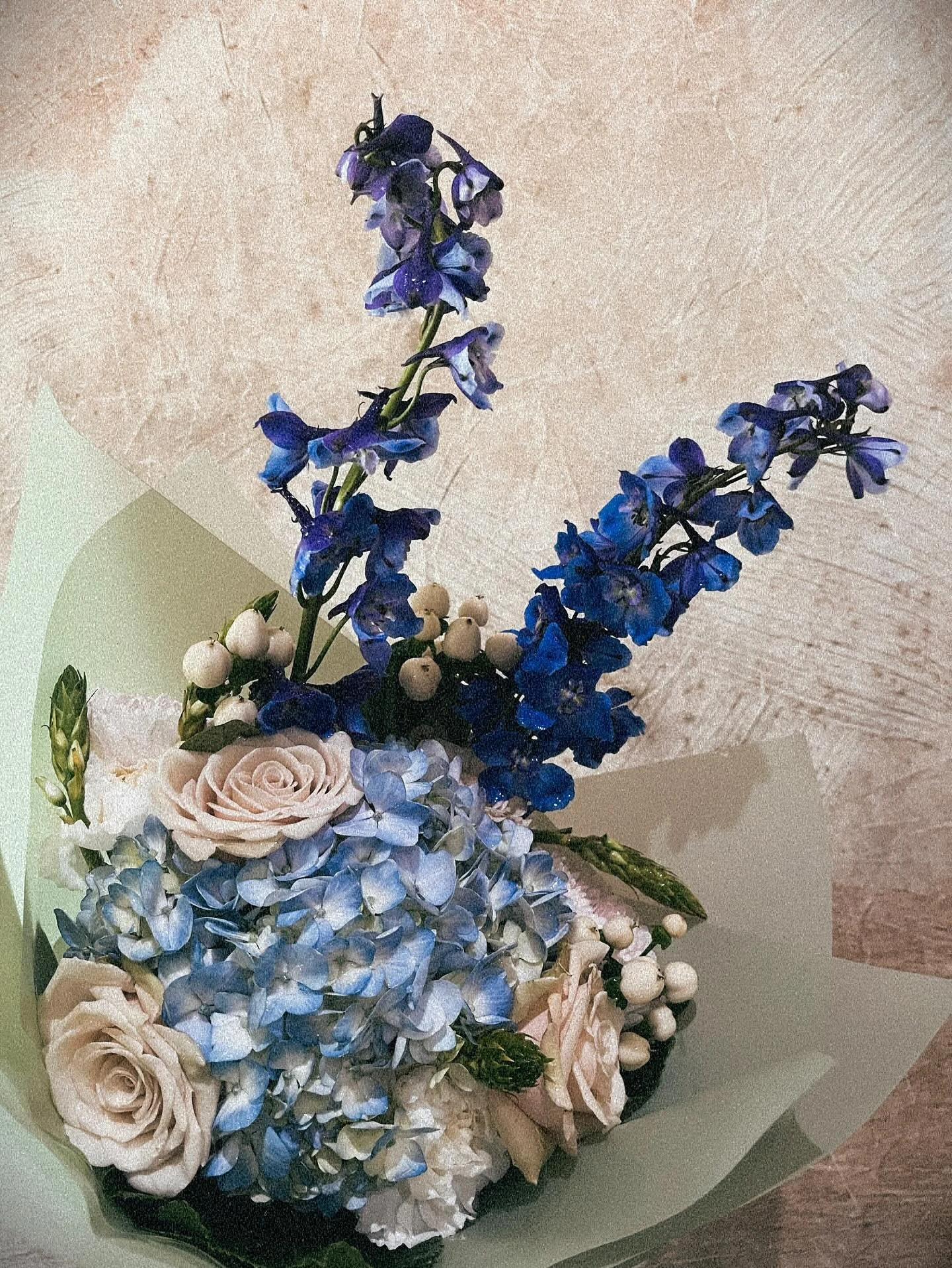 Weekend market flowers? Say less. 

Blue + Beautiful hydrangeas &amp; delphiniums

Creamy + ivory roses, lisianthus, &amp; hypericum

And more! 

I&rsquo;ll be at Tallulah&rsquo;s Vintage Market both days &mdash;
9am-ish to 1:30-ish, maybe a lil&rsqu