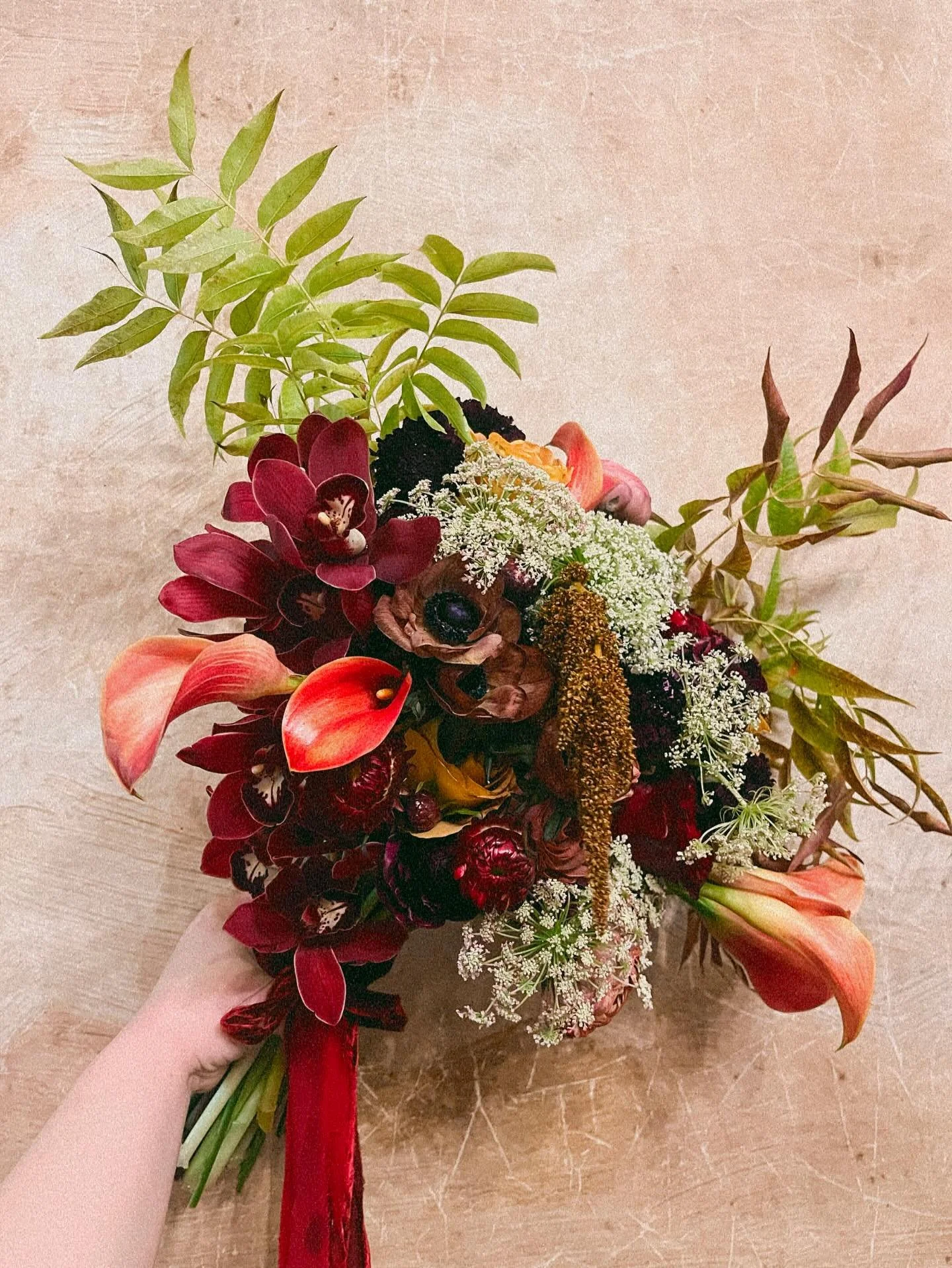 Today&rsquo;s bride is getting married with this smoky autumn-romance palette in hand. Ranunculus, orchids, callas, and all the texture&hellip; can&rsquo;t wait to see these in action. 🍁🍂🍷

#MoodyBlooms #TexturedFlorals #FloralArtistry #DarkRomant