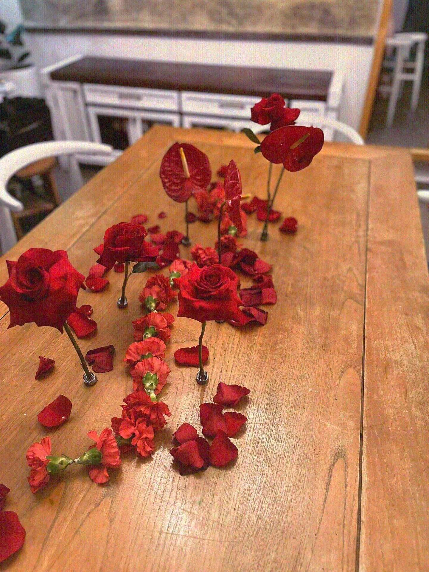 Bold red floral table idea 💡❤️

#RedFlorals #AllRedEverything #FloralArt #SculpturalBlooms #Anthurium #CarnationGarland #ModernFlowers #FeverDreamFlorals #BoldBlooms