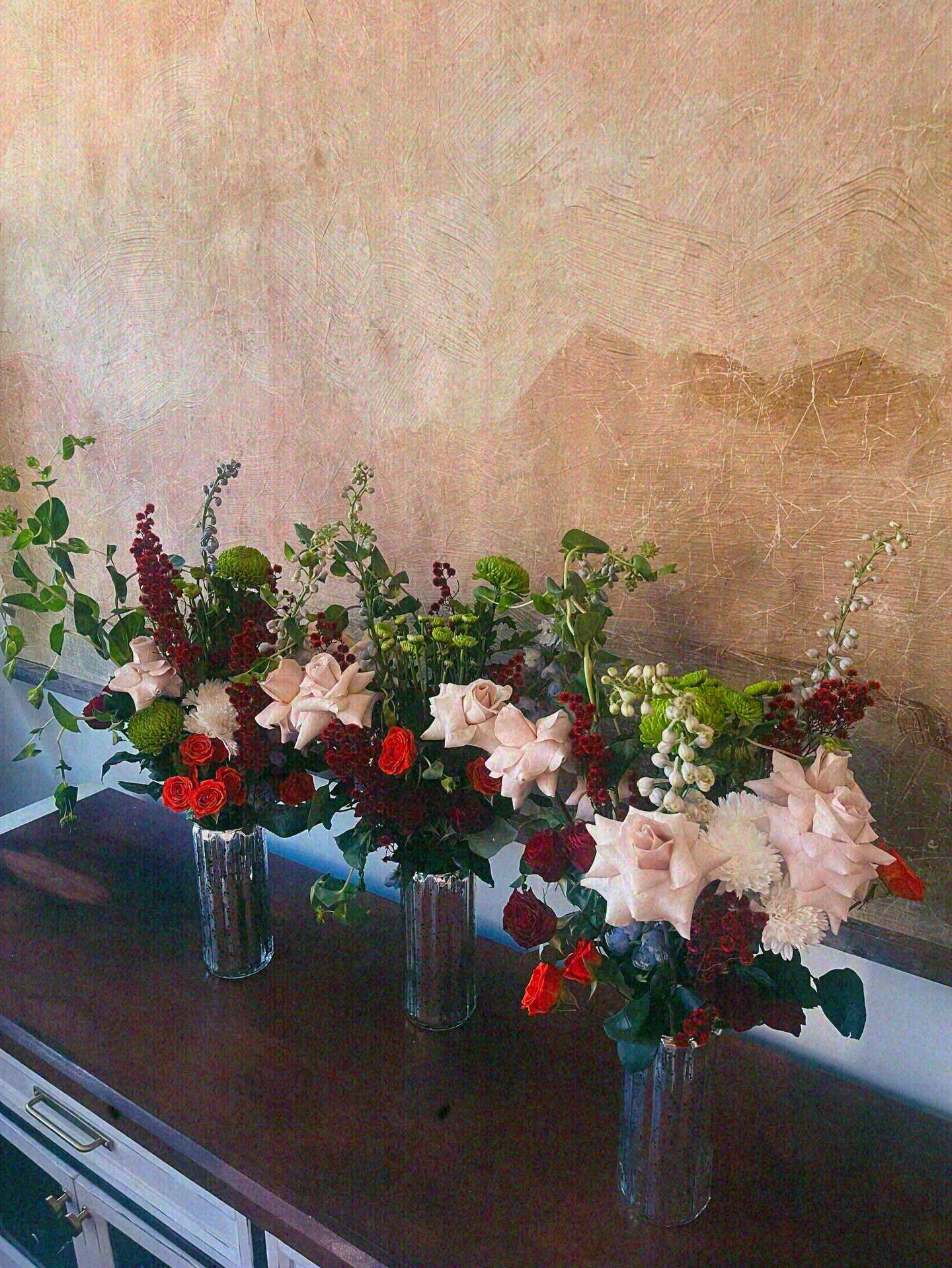 Tis&rsquo; the season ✨🎄

#holidayflowers #xmaspartyflowers #feverdreamflowers #flowerinspiration