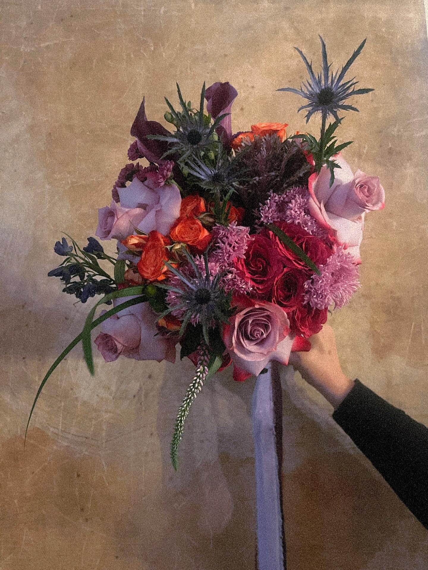 A lil&rsquo; elopement bouquet for a special Christmas Eve 🌙✨

#ChristmasEveWedding #ElopementFlowers #MoodyWedding #WinterElopement #RomanticFlorals TillDeath HolidayLove